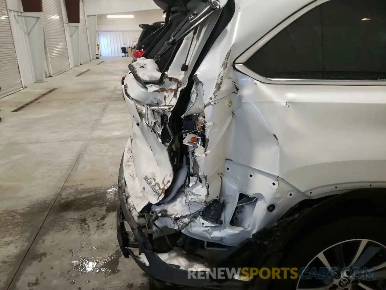 9 Photograph of a damaged car 5TDJZRFHXKS743261 TOYOTA HIGHLANDER 2019