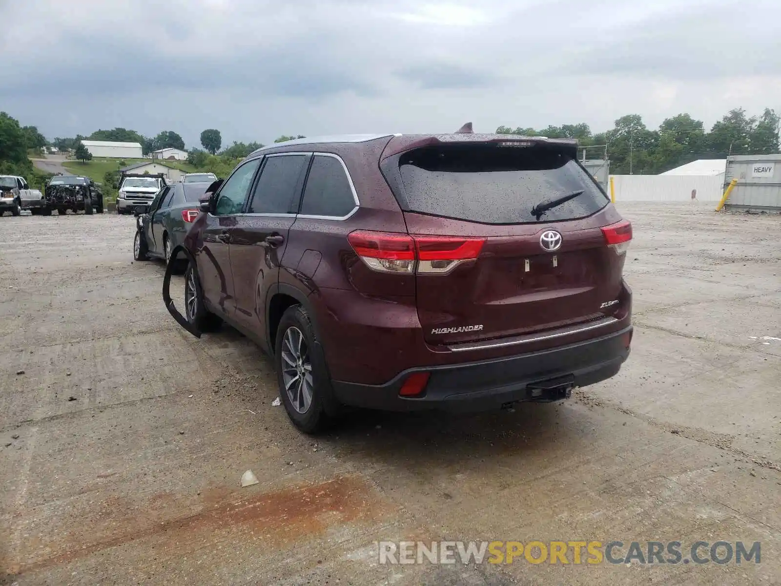 3 Photograph of a damaged car 5TDJZRFHXKS743387 TOYOTA HIGHLANDER 2019