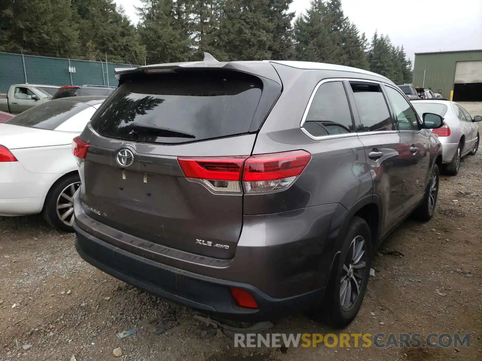 4 Photograph of a damaged car 5TDJZRFHXKS916826 TOYOTA HIGHLANDER 2019