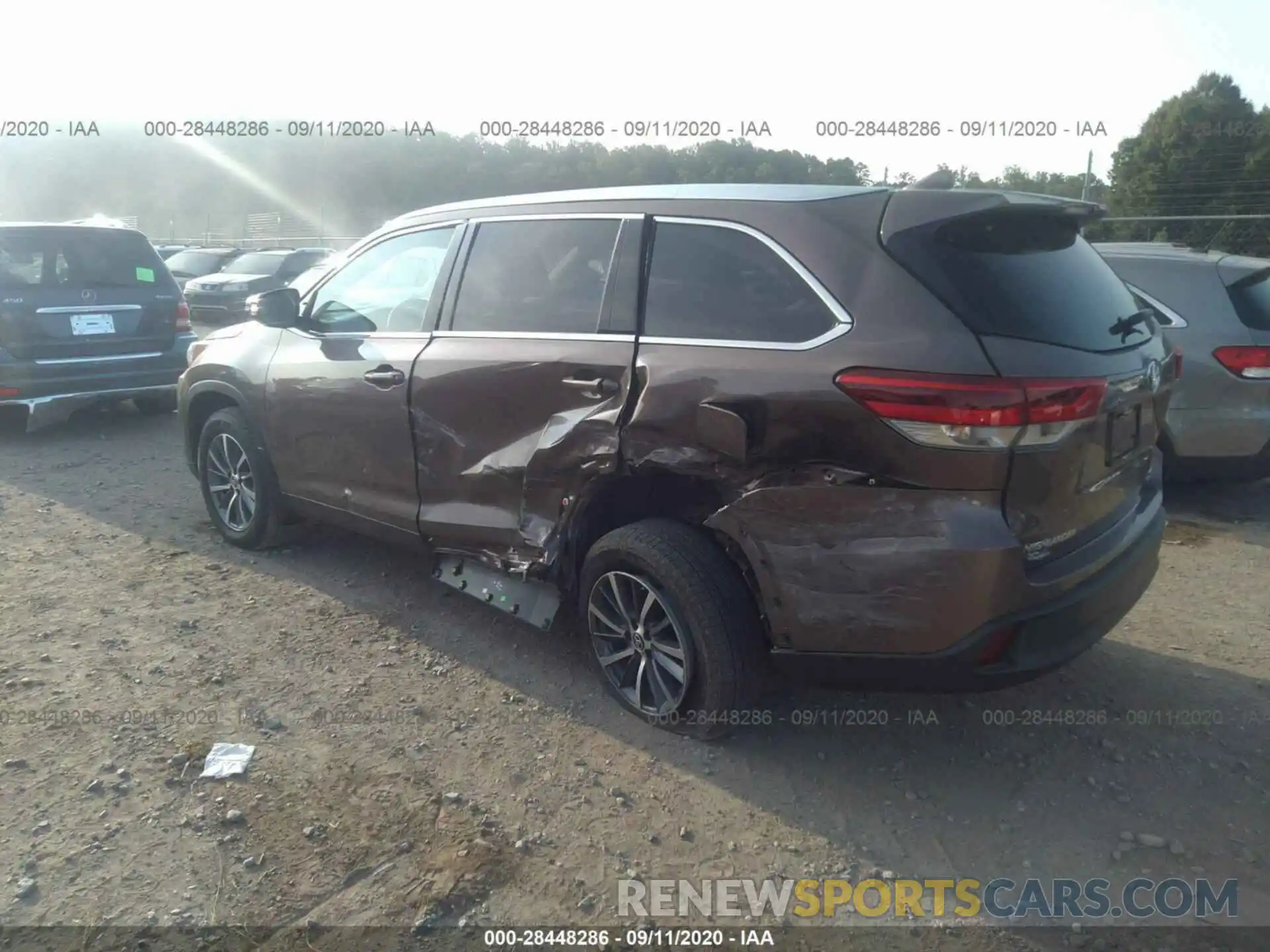 3 Photograph of a damaged car 5TDJZRFHXKS918530 TOYOTA HIGHLANDER 2019