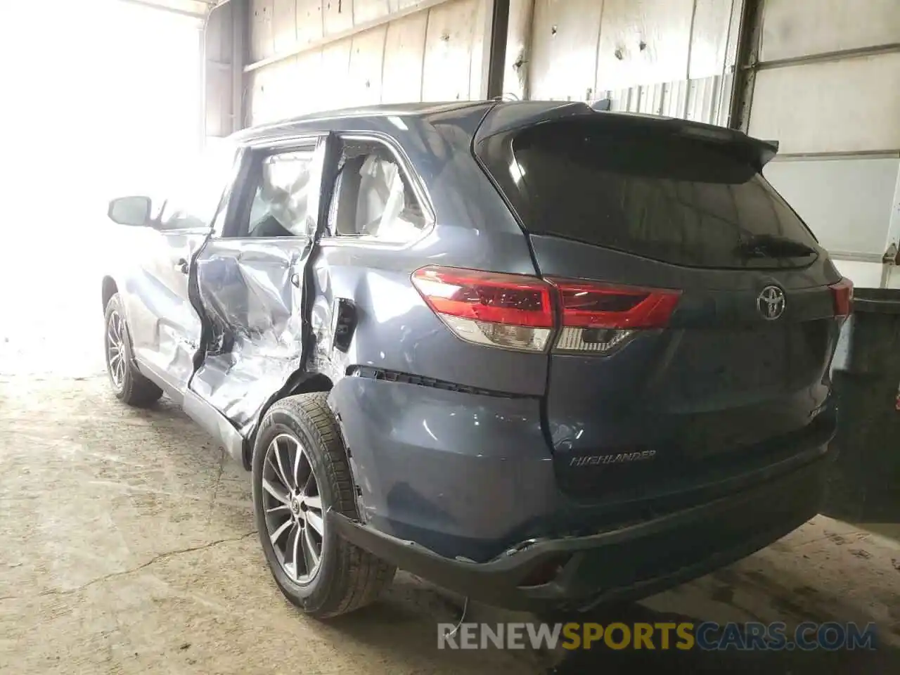 3 Photograph of a damaged car 5TDJZRFHXKS921069 TOYOTA HIGHLANDER 2019