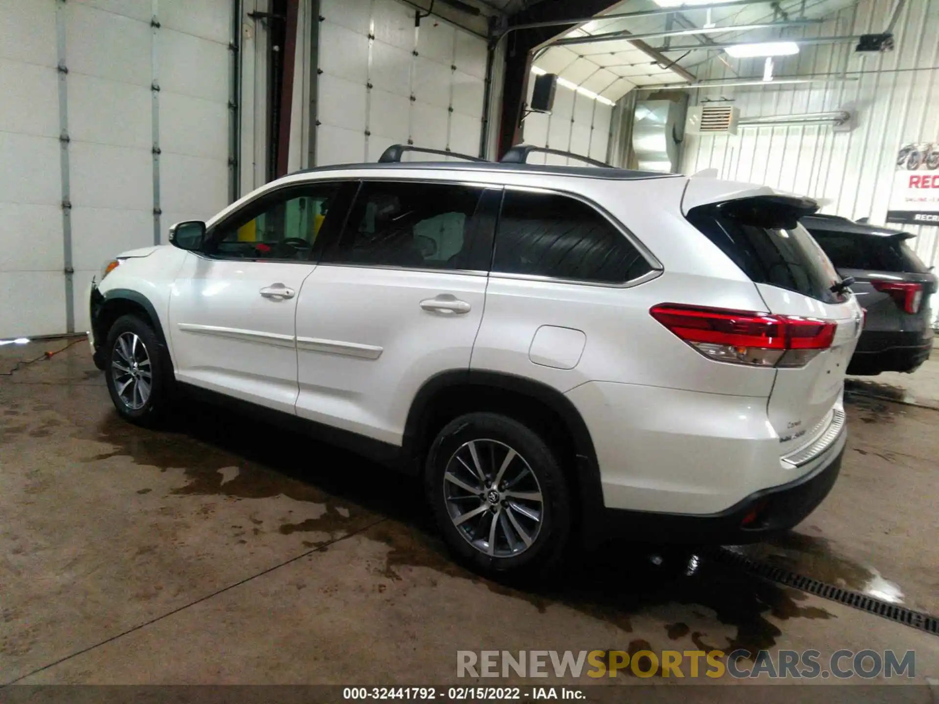 3 Photograph of a damaged car 5TDJZRFHXKS926501 TOYOTA HIGHLANDER 2019