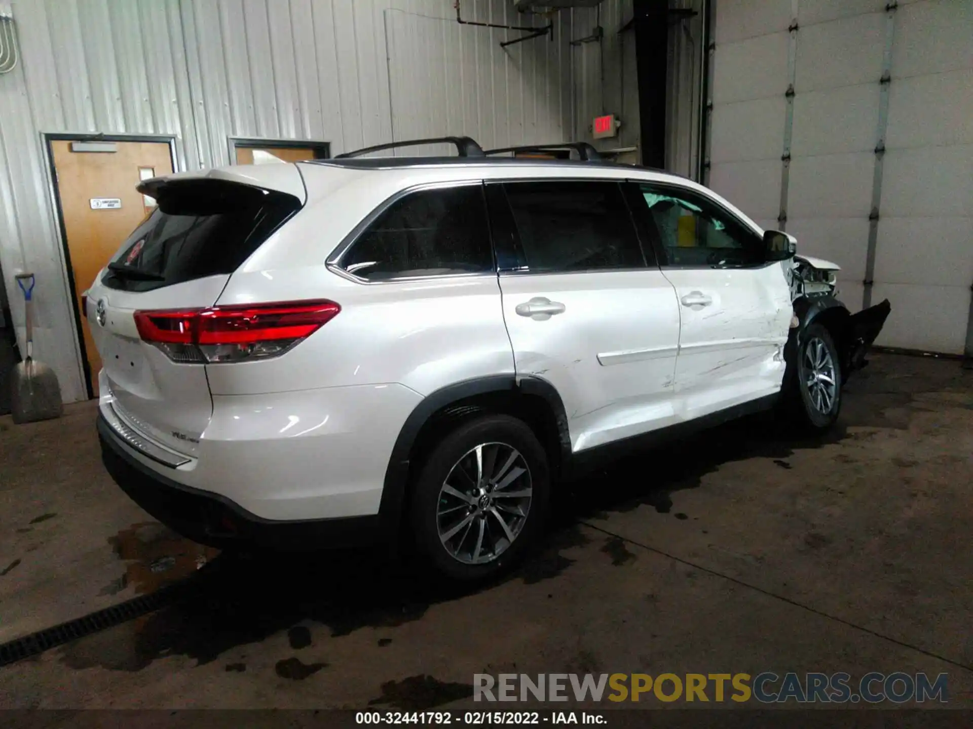 4 Photograph of a damaged car 5TDJZRFHXKS926501 TOYOTA HIGHLANDER 2019