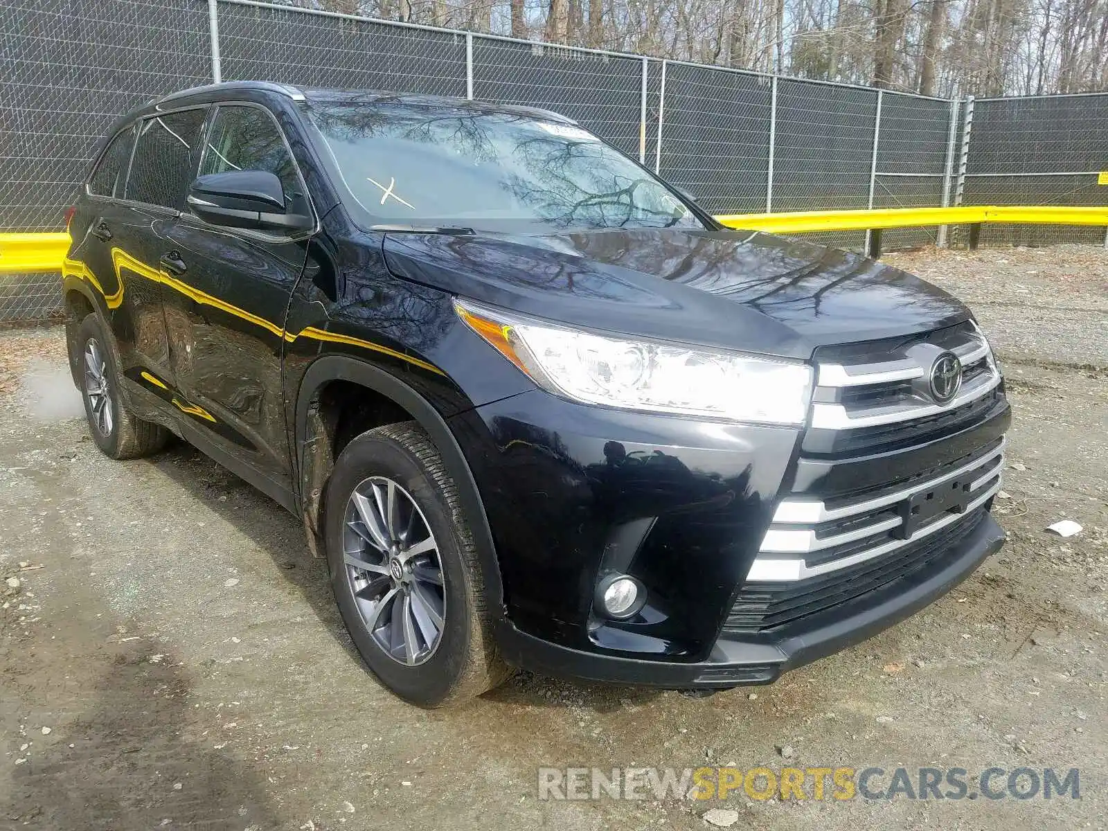 1 Photograph of a damaged car 5TDJZRFHXKS938440 TOYOTA HIGHLANDER 2019