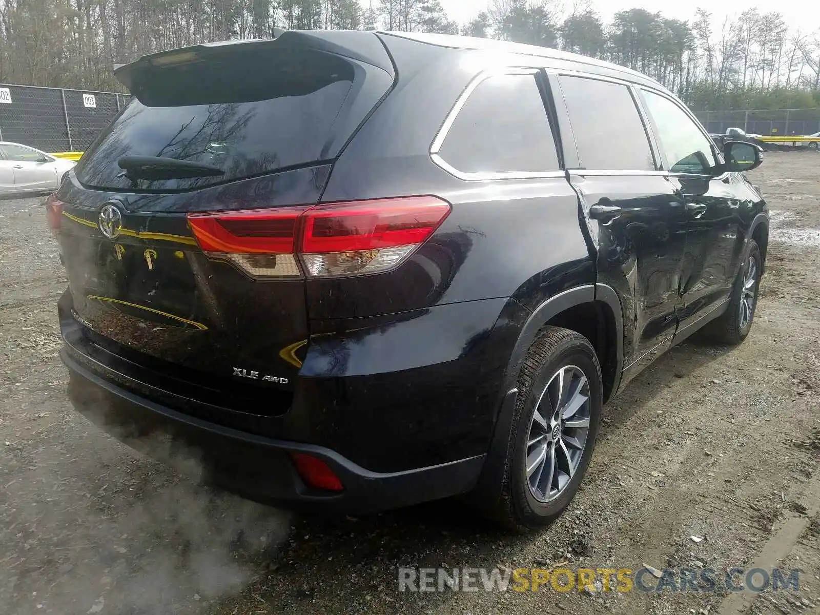 4 Photograph of a damaged car 5TDJZRFHXKS938440 TOYOTA HIGHLANDER 2019