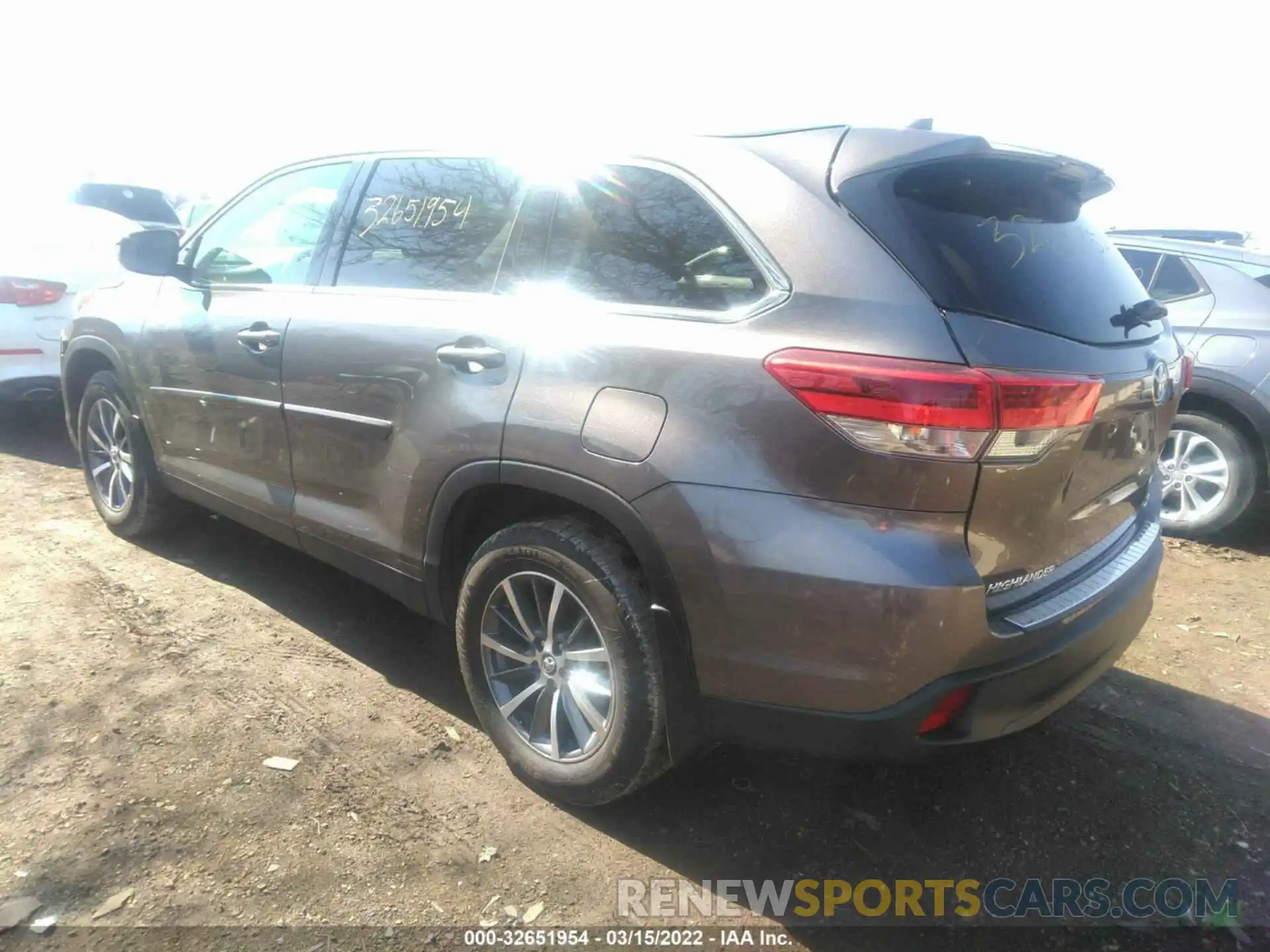 3 Photograph of a damaged car 5TDJZRFHXKS939569 TOYOTA HIGHLANDER 2019