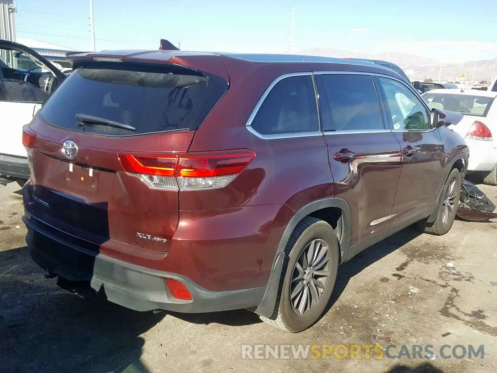 4 Photograph of a damaged car 5TDJZRFHXKS943136 TOYOTA HIGHLANDER 2019