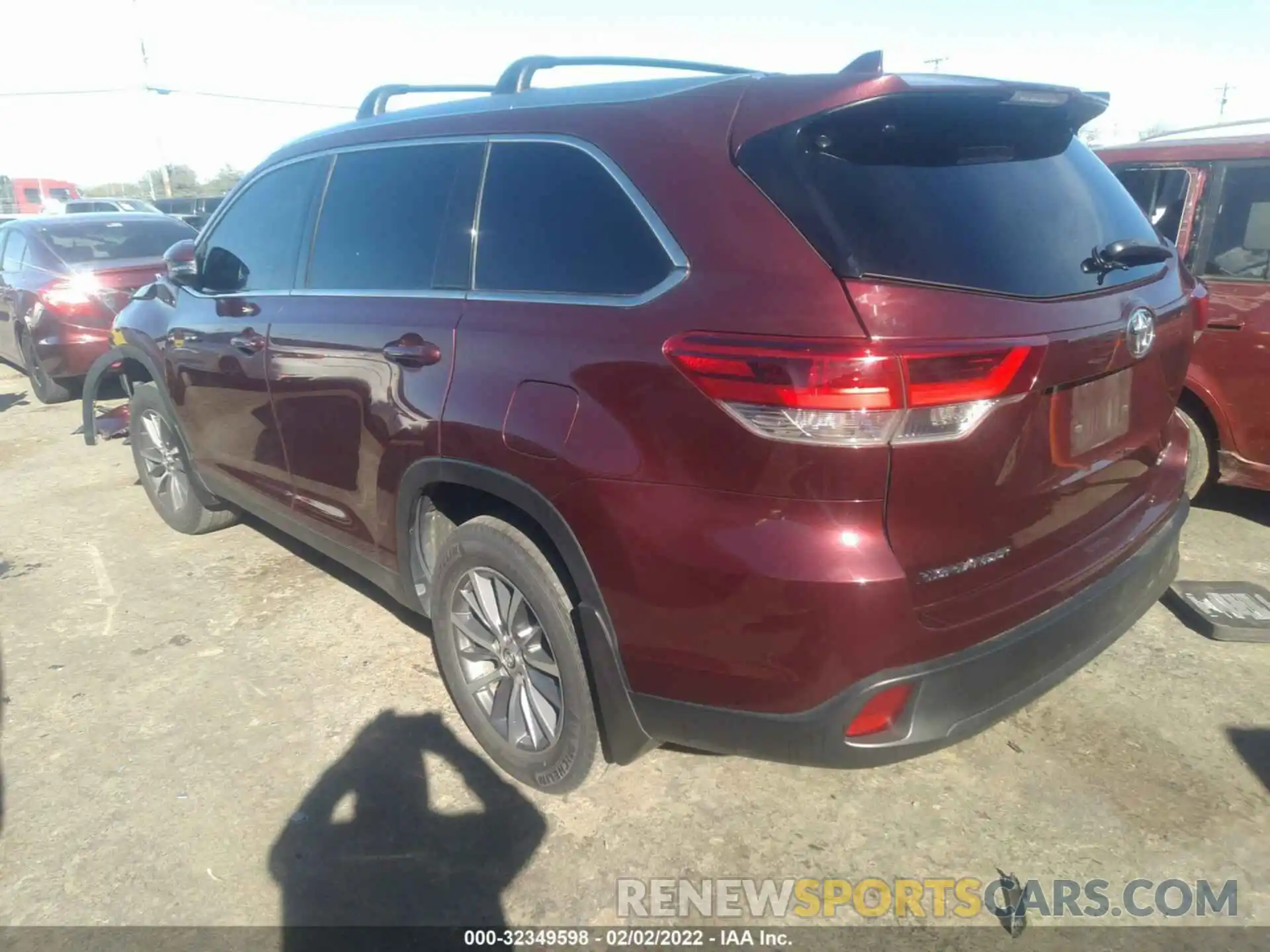 3 Photograph of a damaged car 5TDJZRFHXKS948577 TOYOTA HIGHLANDER 2019