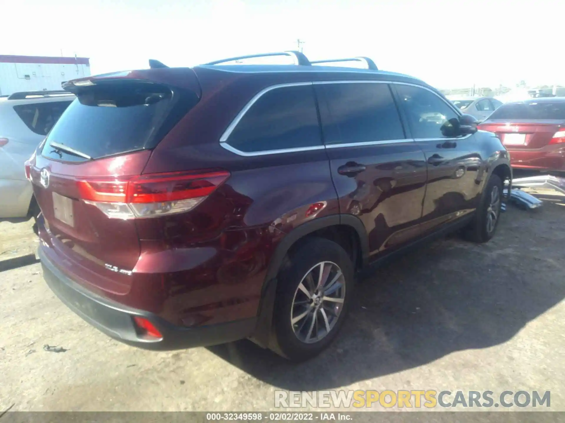 4 Photograph of a damaged car 5TDJZRFHXKS948577 TOYOTA HIGHLANDER 2019