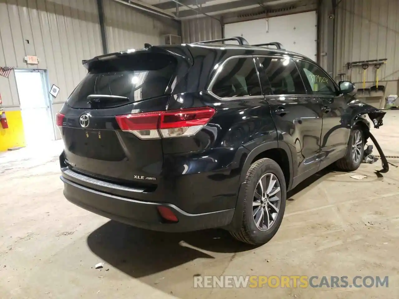 4 Photograph of a damaged car 5TDJZRFHXKS948630 TOYOTA HIGHLANDER 2019