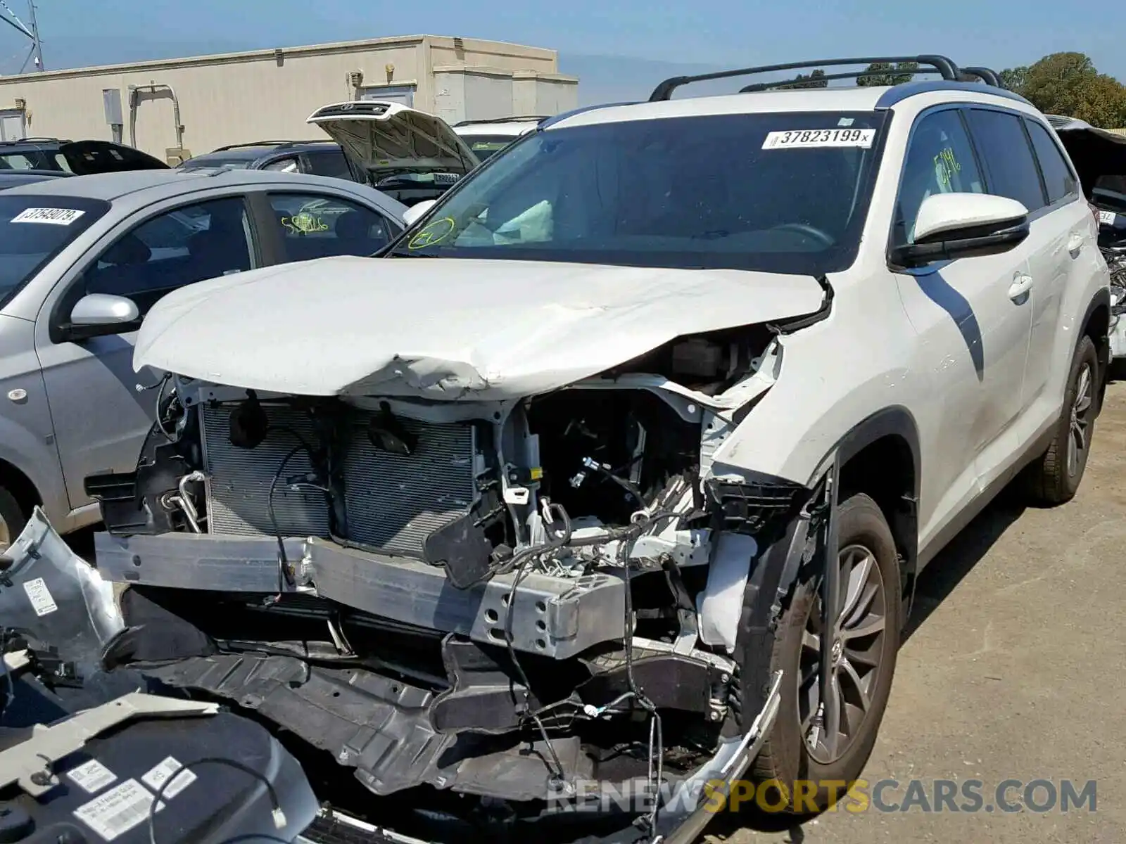 2 Photograph of a damaged car 5TDJZRFHXKS949485 TOYOTA HIGHLANDER 2019