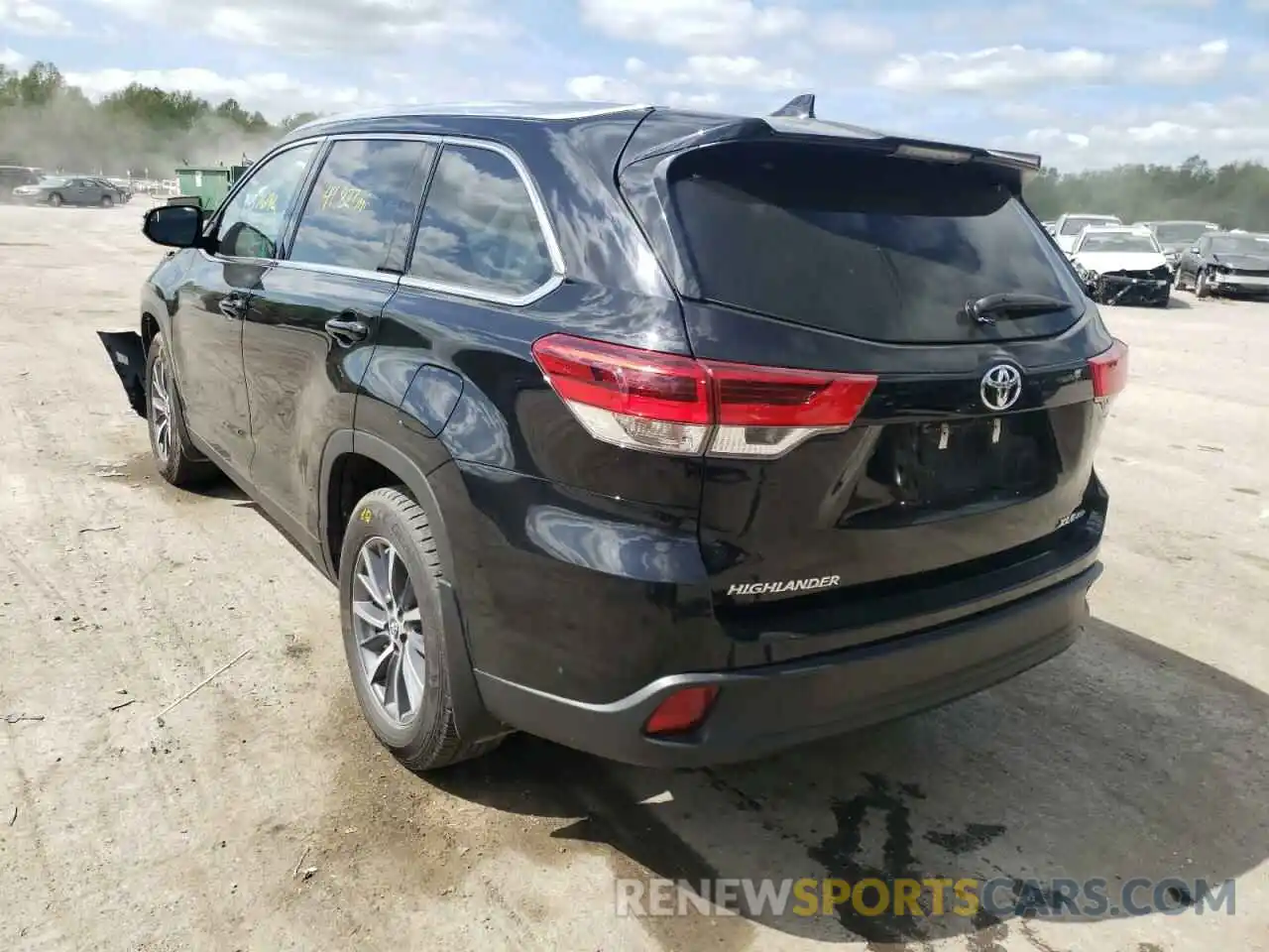 3 Photograph of a damaged car 5TDJZRFHXKS954508 TOYOTA HIGHLANDER 2019