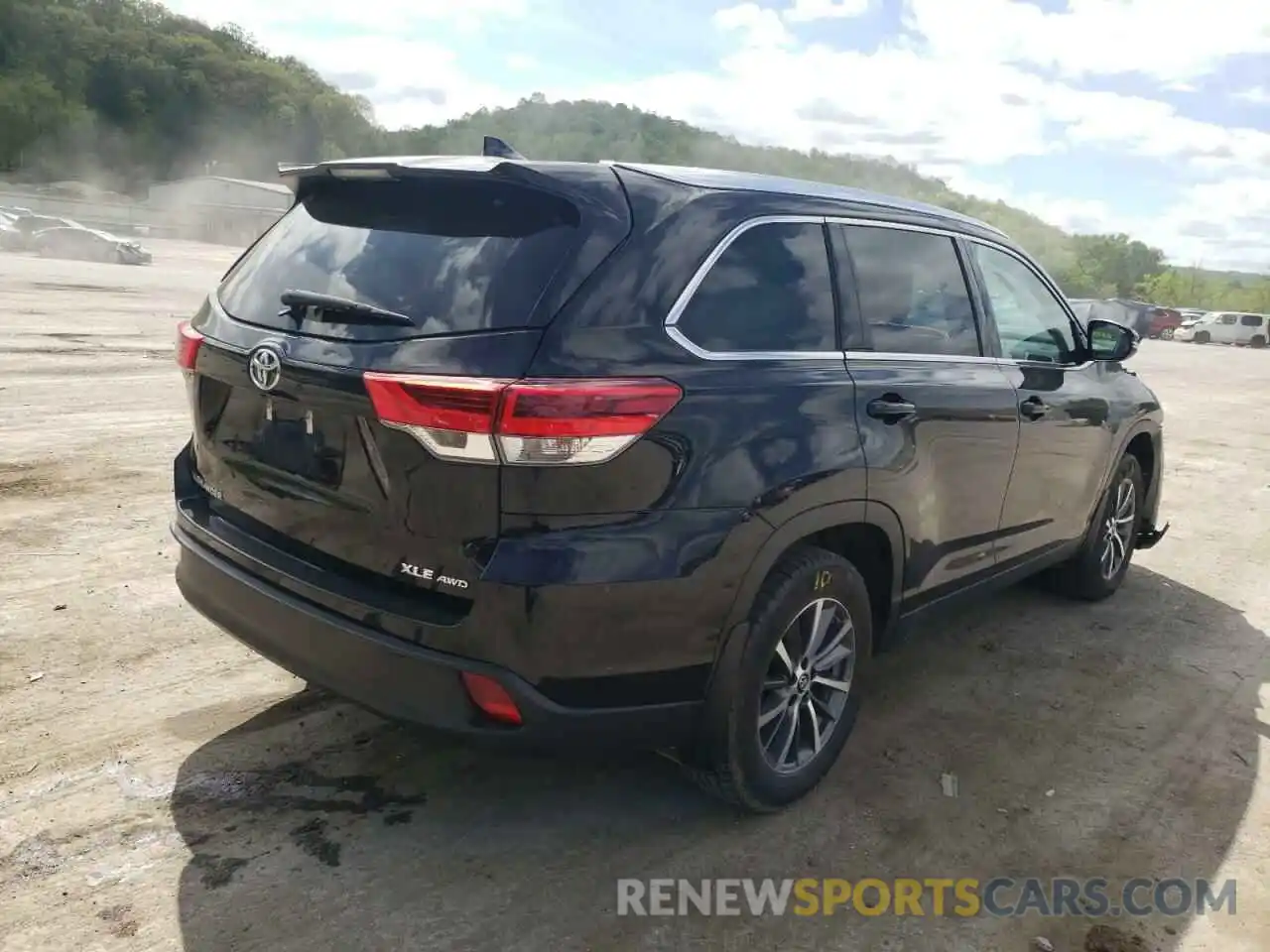 4 Photograph of a damaged car 5TDJZRFHXKS954508 TOYOTA HIGHLANDER 2019