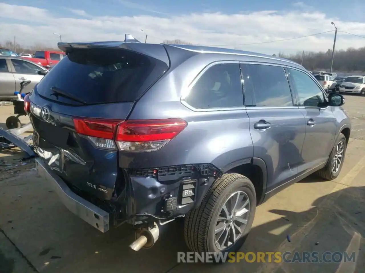 4 Photograph of a damaged car 5TDJZRFHXKS958204 TOYOTA HIGHLANDER 2019