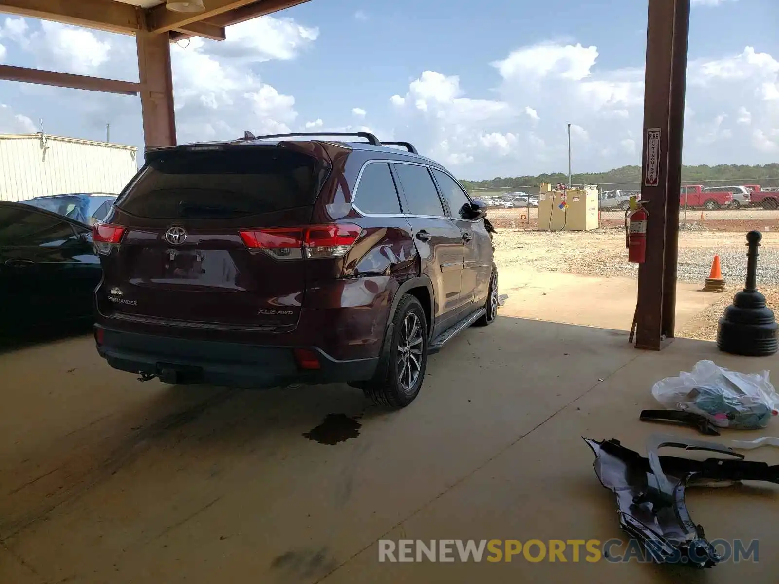 4 Photograph of a damaged car 5TDJZRFHXKS971695 TOYOTA HIGHLANDER 2019