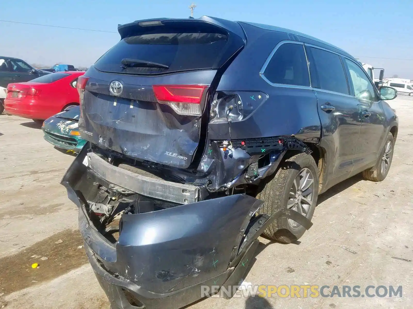 4 Photograph of a damaged car 5TDJZRFHXKS972927 TOYOTA HIGHLANDER 2019