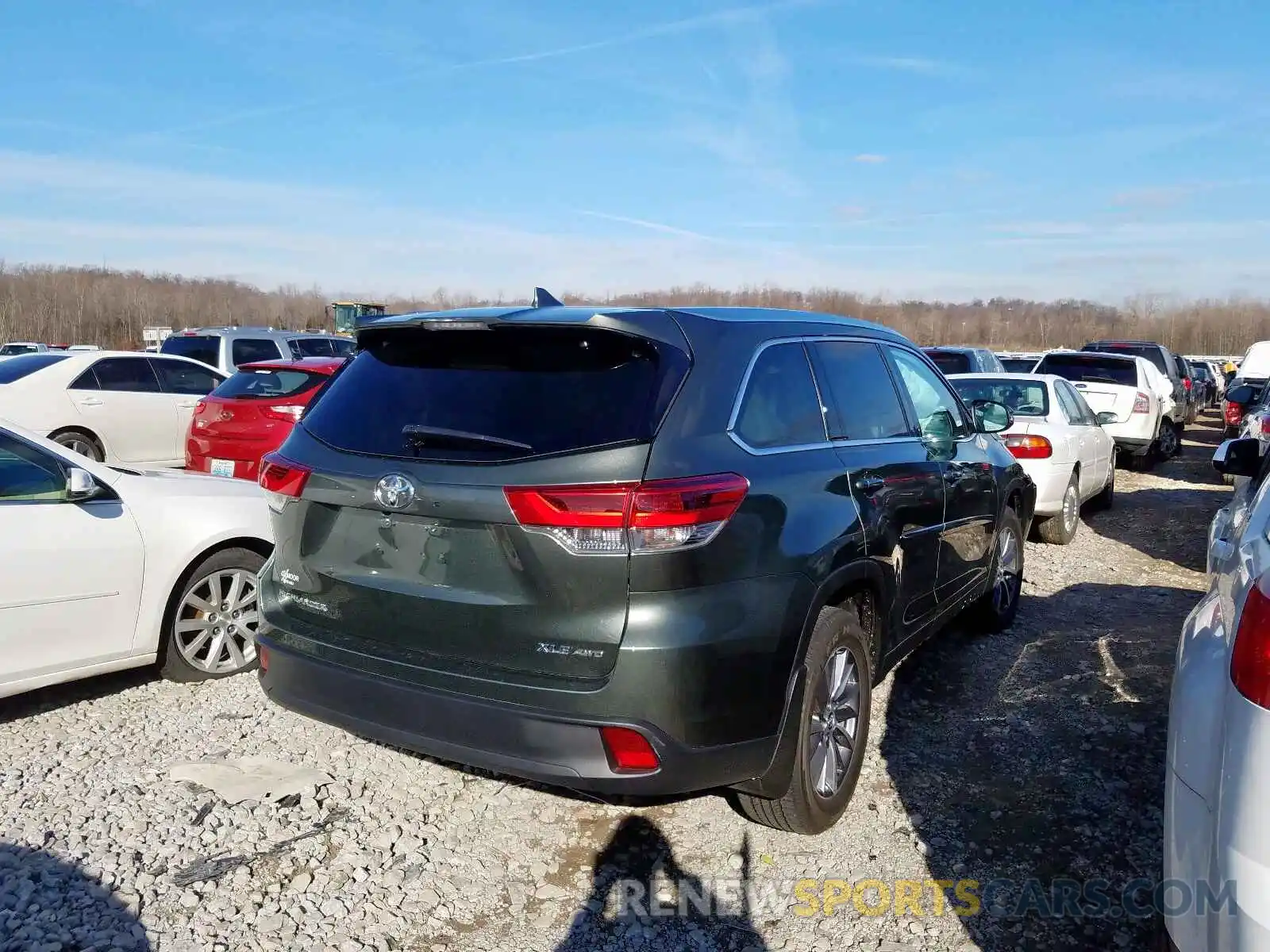 4 Photograph of a damaged car 5TDJZRFHXKS979263 TOYOTA HIGHLANDER 2019