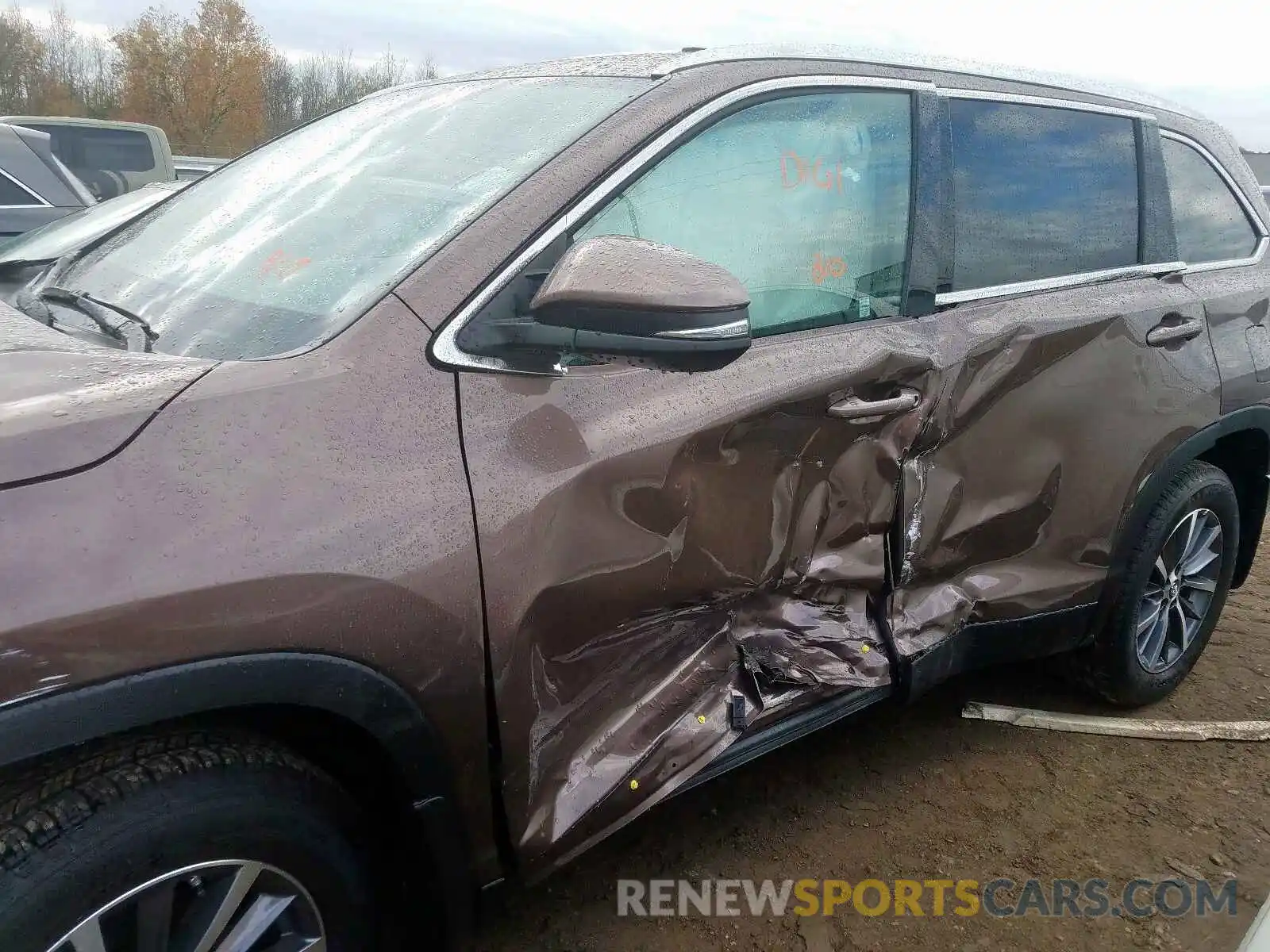 9 Photograph of a damaged car 5TDJZRFHXKS981725 TOYOTA HIGHLANDER 2019