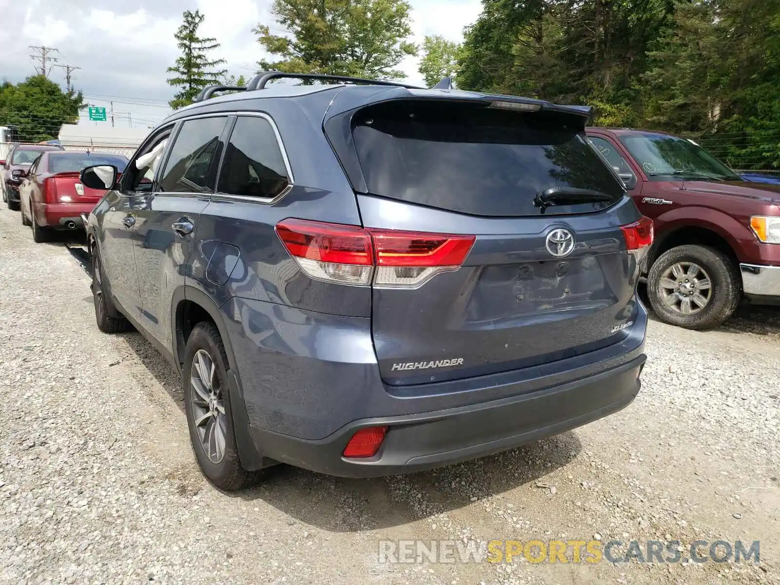 3 Photograph of a damaged car 5TDJZRFHXKS985886 TOYOTA HIGHLANDER 2019