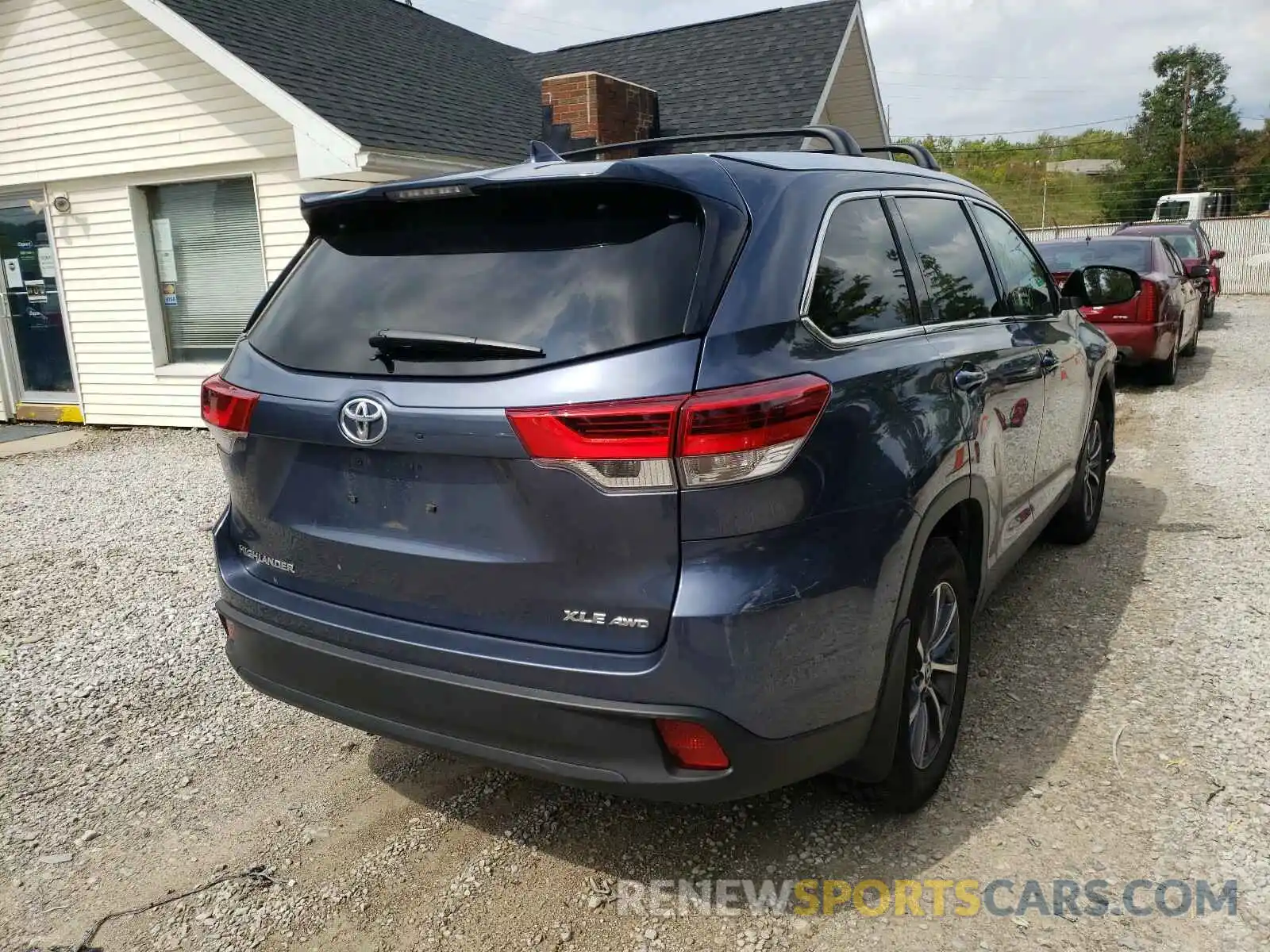 4 Photograph of a damaged car 5TDJZRFHXKS985886 TOYOTA HIGHLANDER 2019