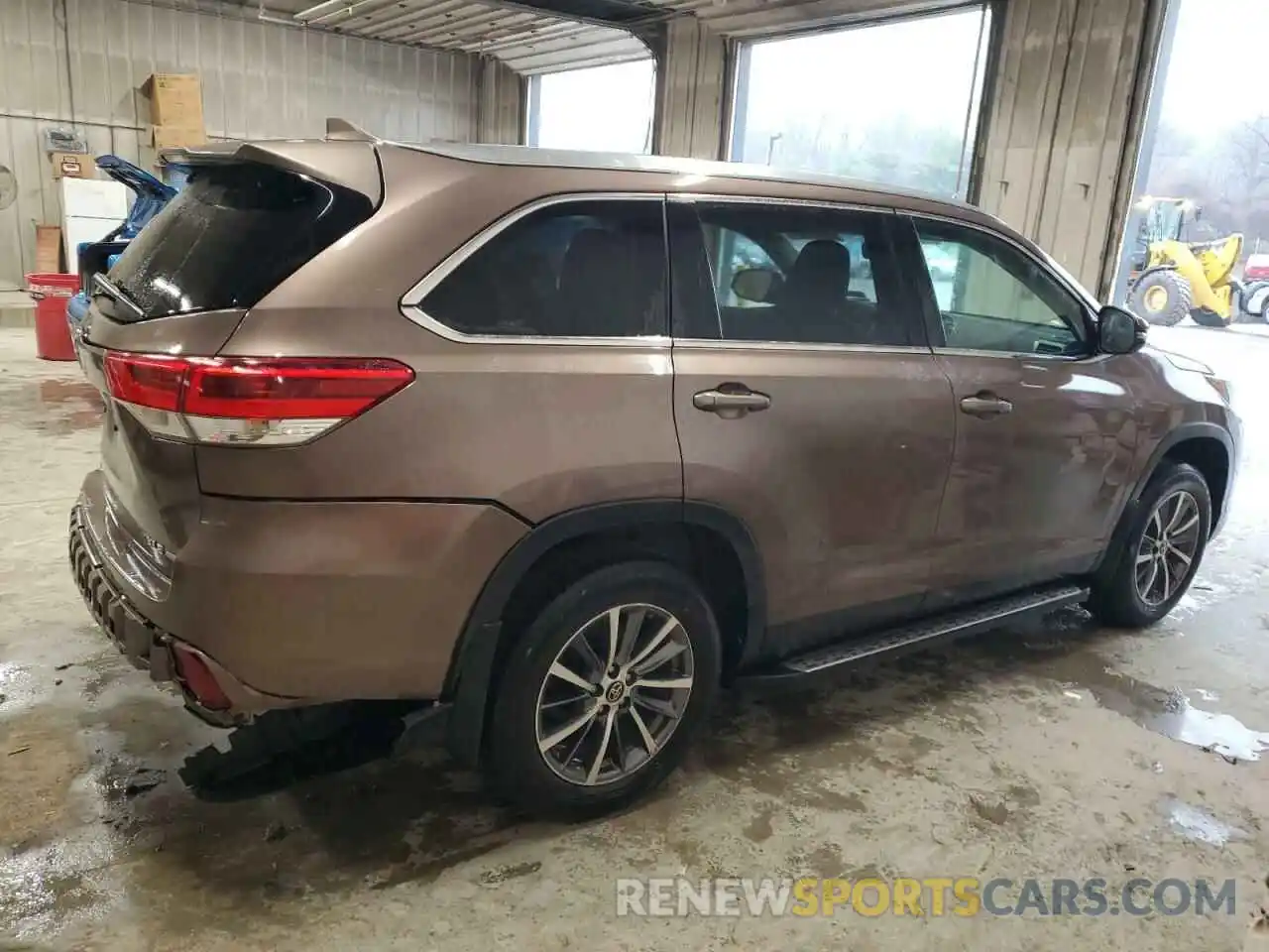 3 Photograph of a damaged car 5TDJZRFHXKS989565 TOYOTA HIGHLANDER 2019