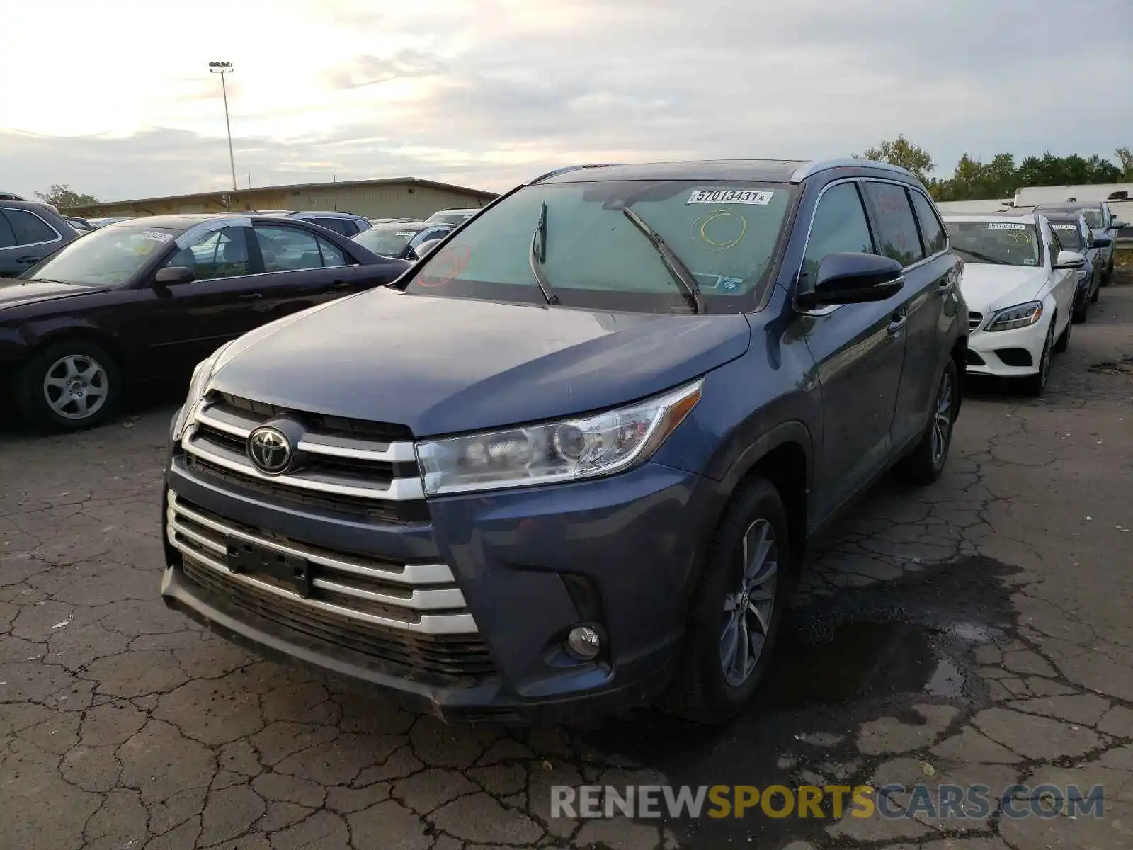 2 Photograph of a damaged car 5TDJZRFHXKS989923 TOYOTA HIGHLANDER 2019