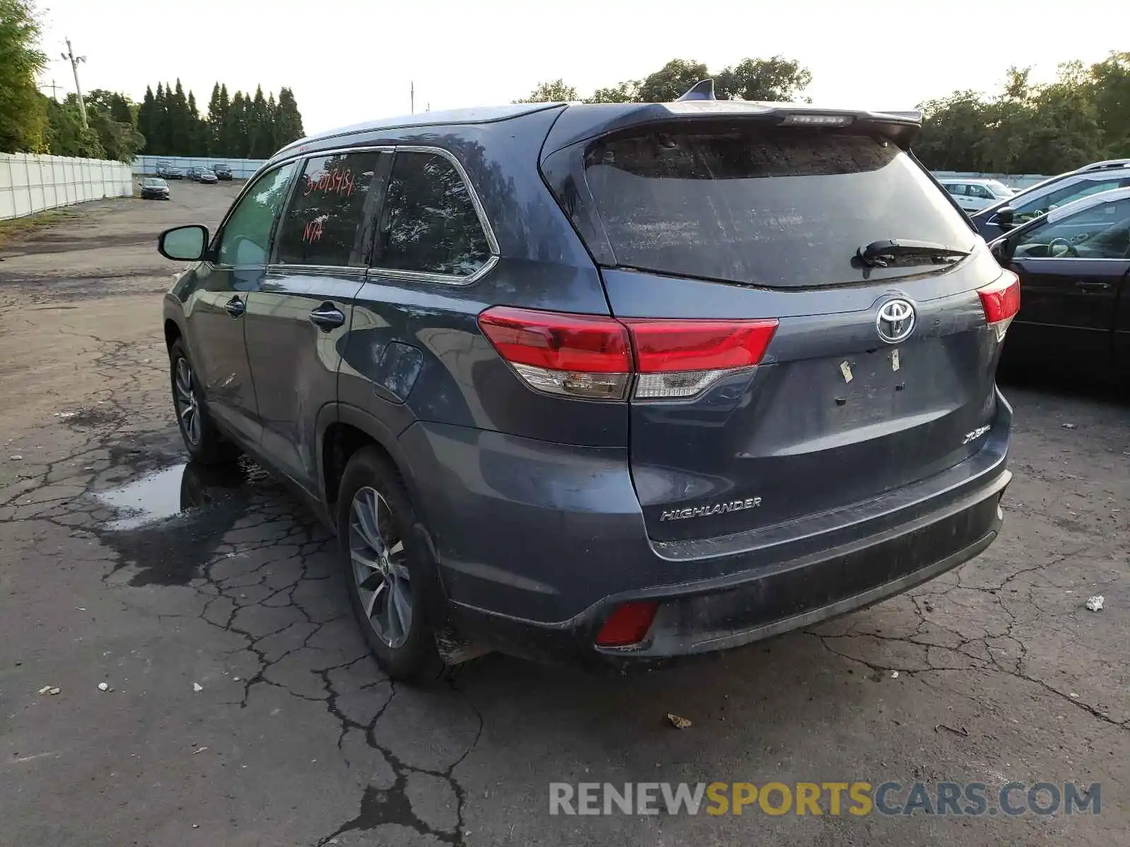 3 Photograph of a damaged car 5TDJZRFHXKS989923 TOYOTA HIGHLANDER 2019