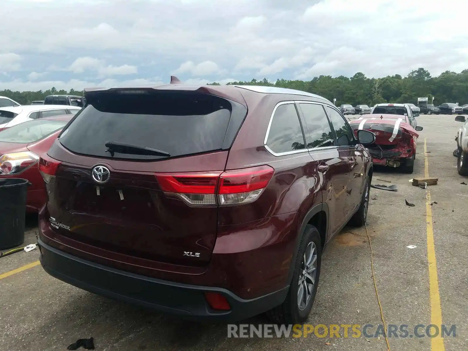 4 Photograph of a damaged car 5TDKZRFH0KS298064 TOYOTA HIGHLANDER 2019