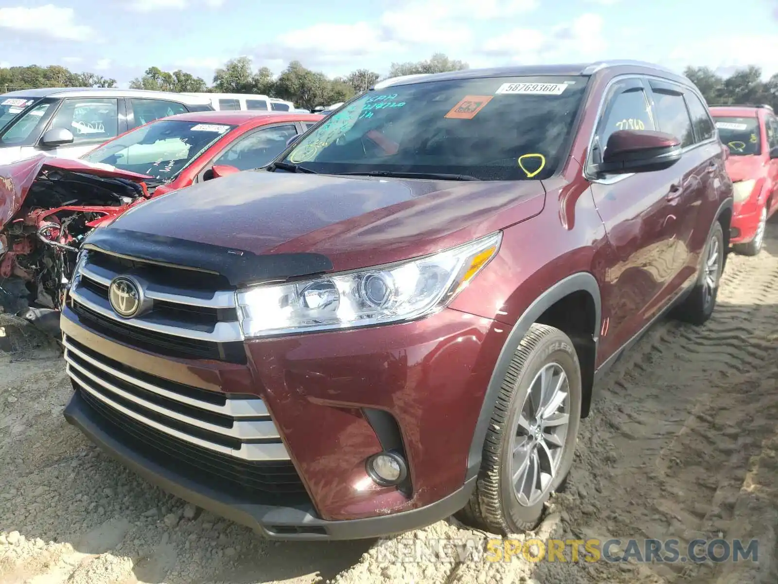 2 Photograph of a damaged car 5TDKZRFH0KS302940 TOYOTA HIGHLANDER 2019