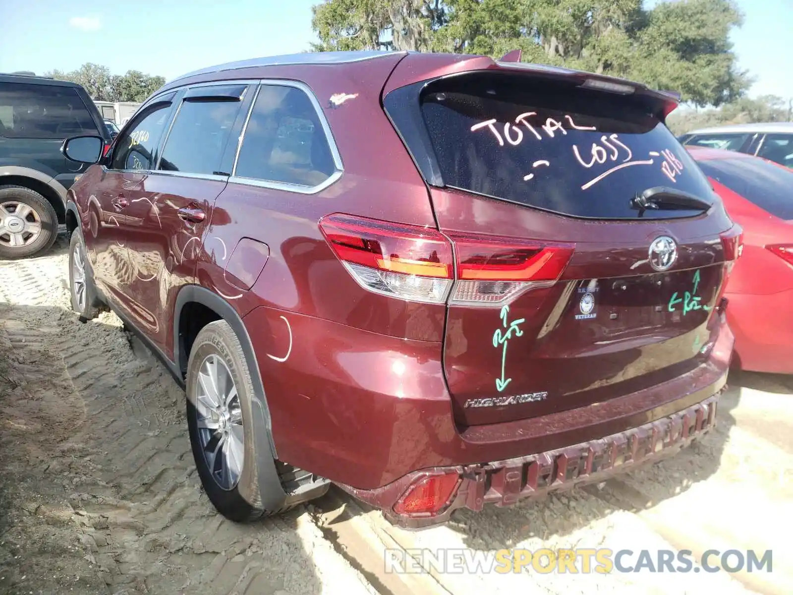 3 Photograph of a damaged car 5TDKZRFH0KS302940 TOYOTA HIGHLANDER 2019