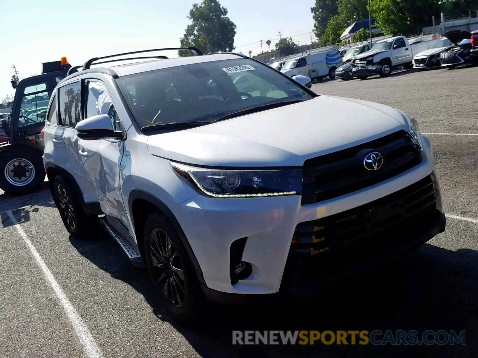 1 Photograph of a damaged car 5TDKZRFH0KS303053 TOYOTA HIGHLANDER 2019