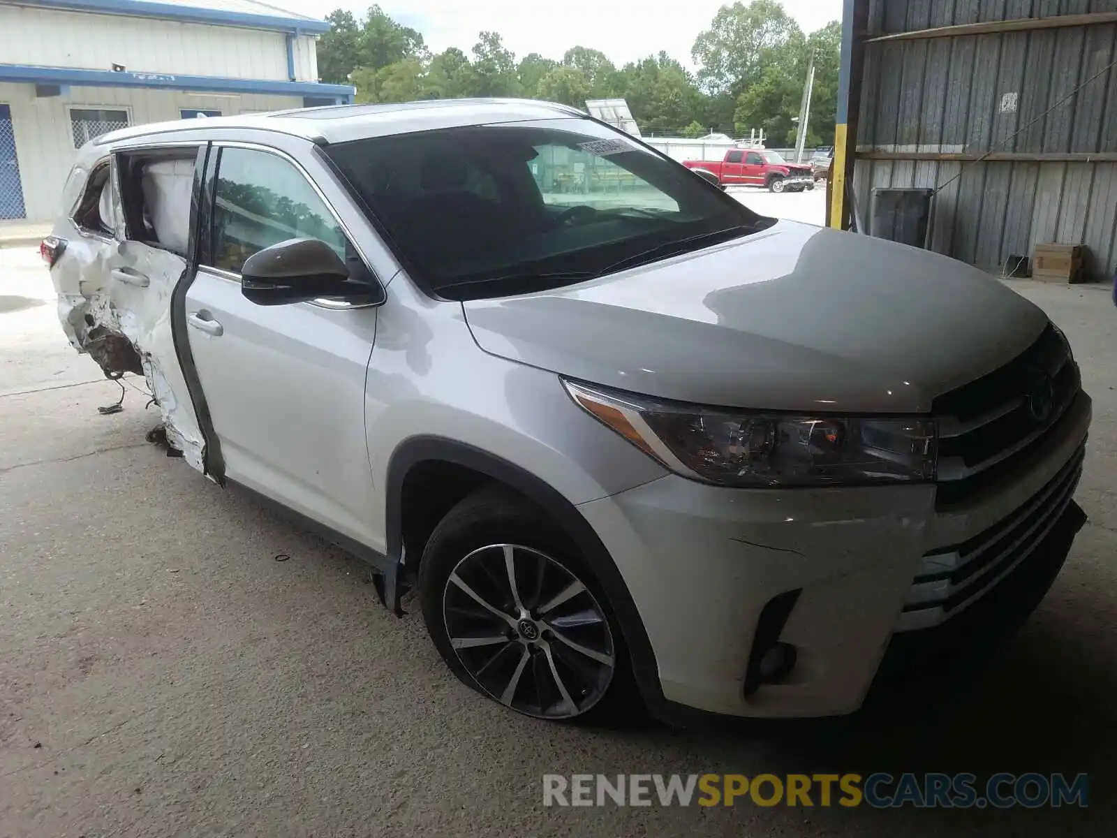 1 Photograph of a damaged car 5TDKZRFH0KS305417 TOYOTA HIGHLANDER 2019