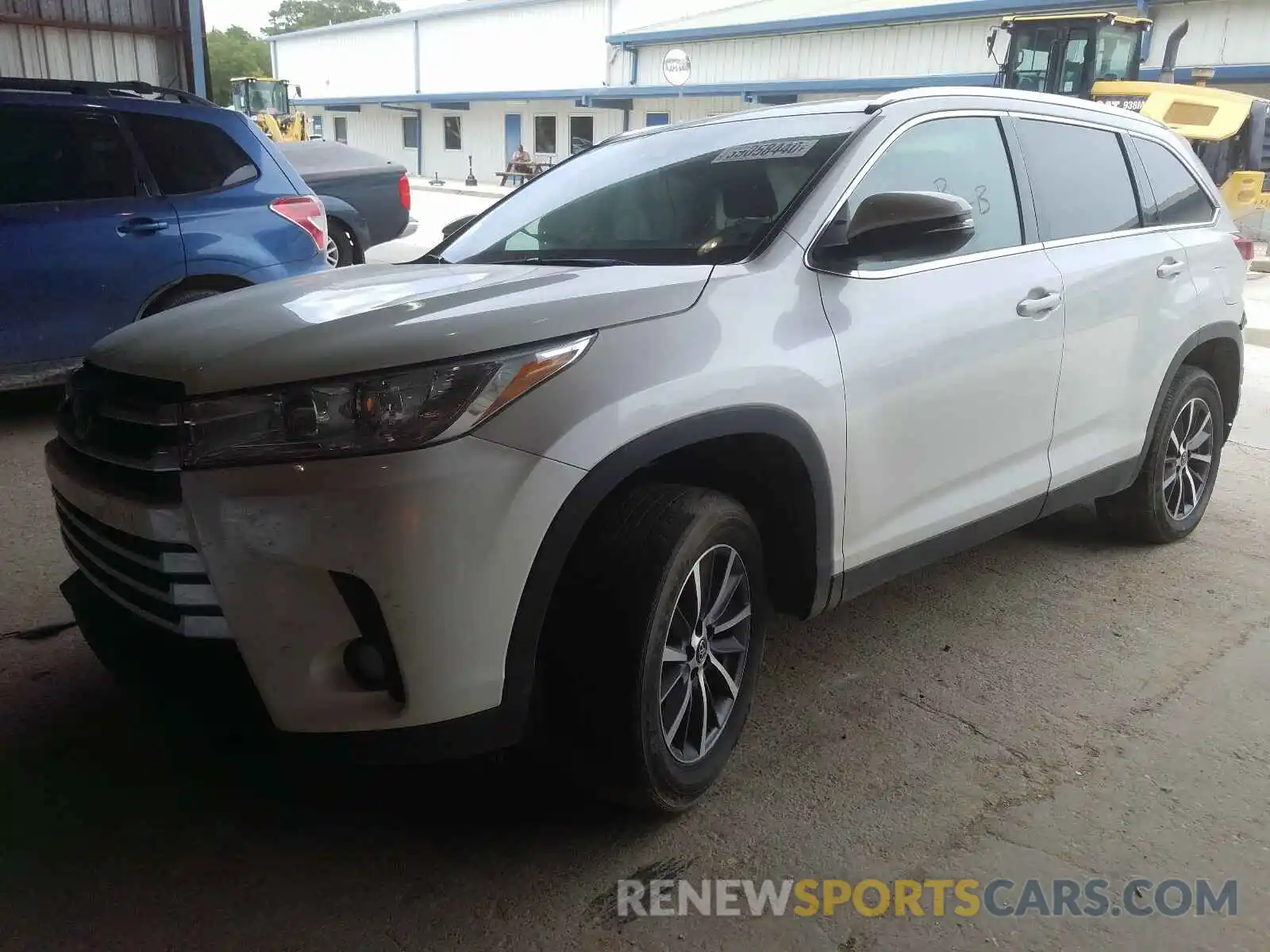 2 Photograph of a damaged car 5TDKZRFH0KS305417 TOYOTA HIGHLANDER 2019