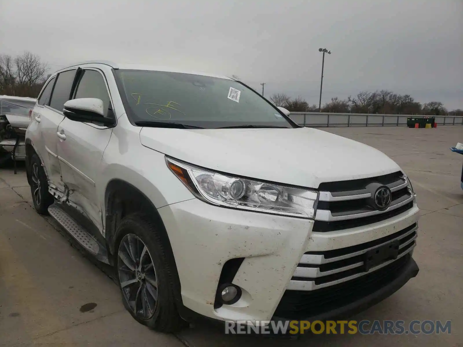 1 Photograph of a damaged car 5TDKZRFH0KS332343 TOYOTA HIGHLANDER 2019