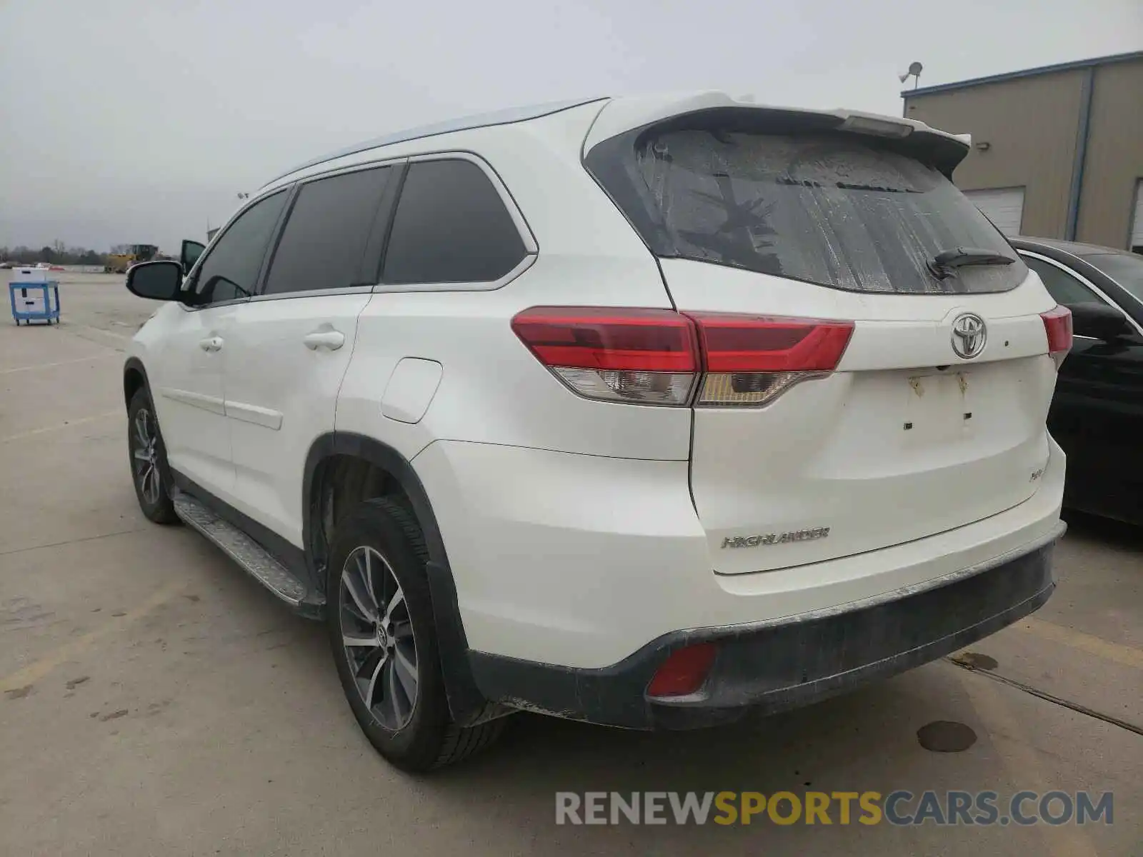 3 Photograph of a damaged car 5TDKZRFH0KS332343 TOYOTA HIGHLANDER 2019