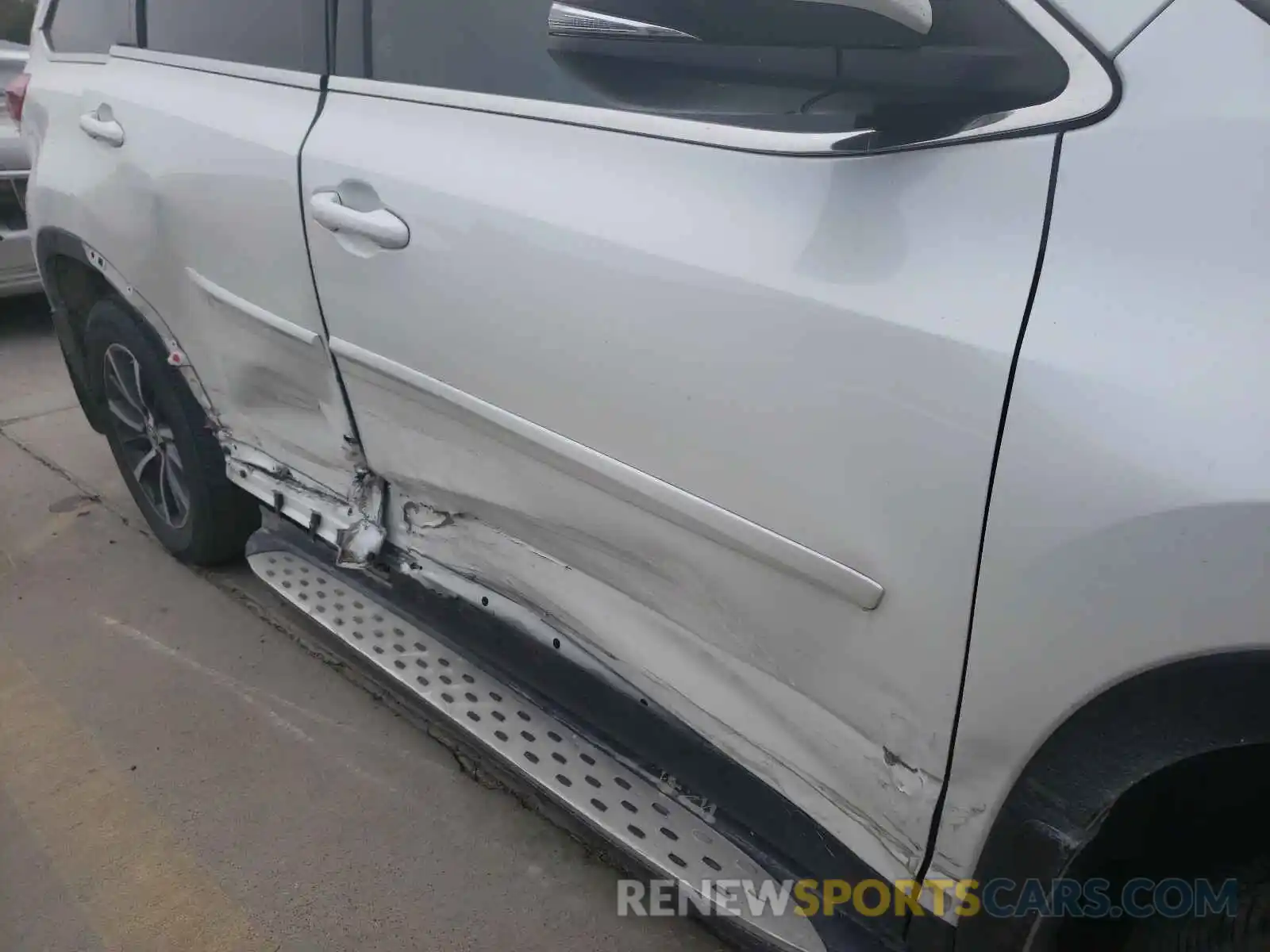 9 Photograph of a damaged car 5TDKZRFH0KS332343 TOYOTA HIGHLANDER 2019