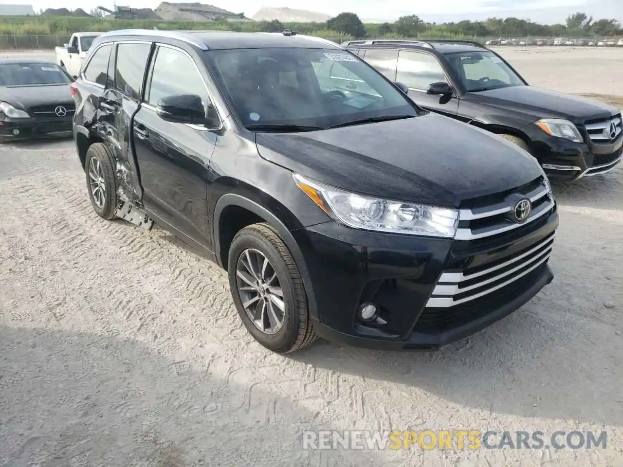 1 Photograph of a damaged car 5TDKZRFH0KS334108 TOYOTA HIGHLANDER 2019