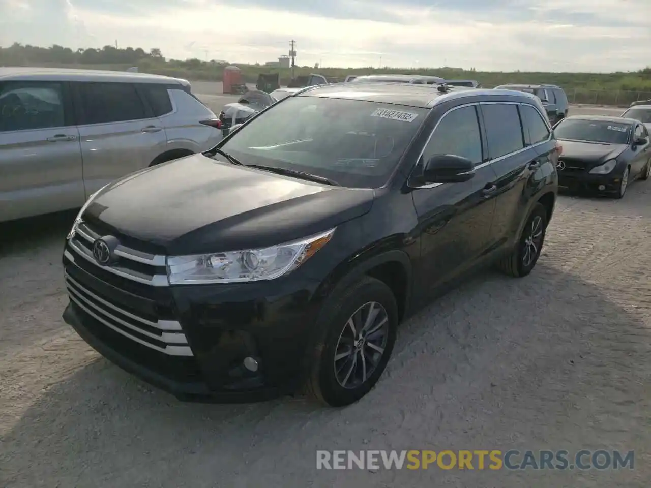 2 Photograph of a damaged car 5TDKZRFH0KS334108 TOYOTA HIGHLANDER 2019