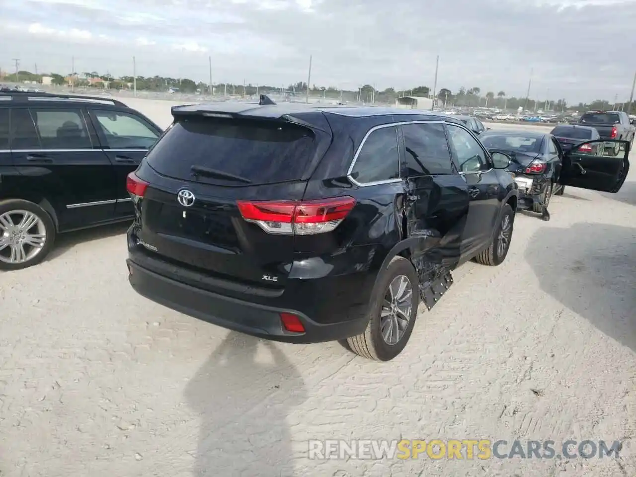 4 Photograph of a damaged car 5TDKZRFH0KS334108 TOYOTA HIGHLANDER 2019