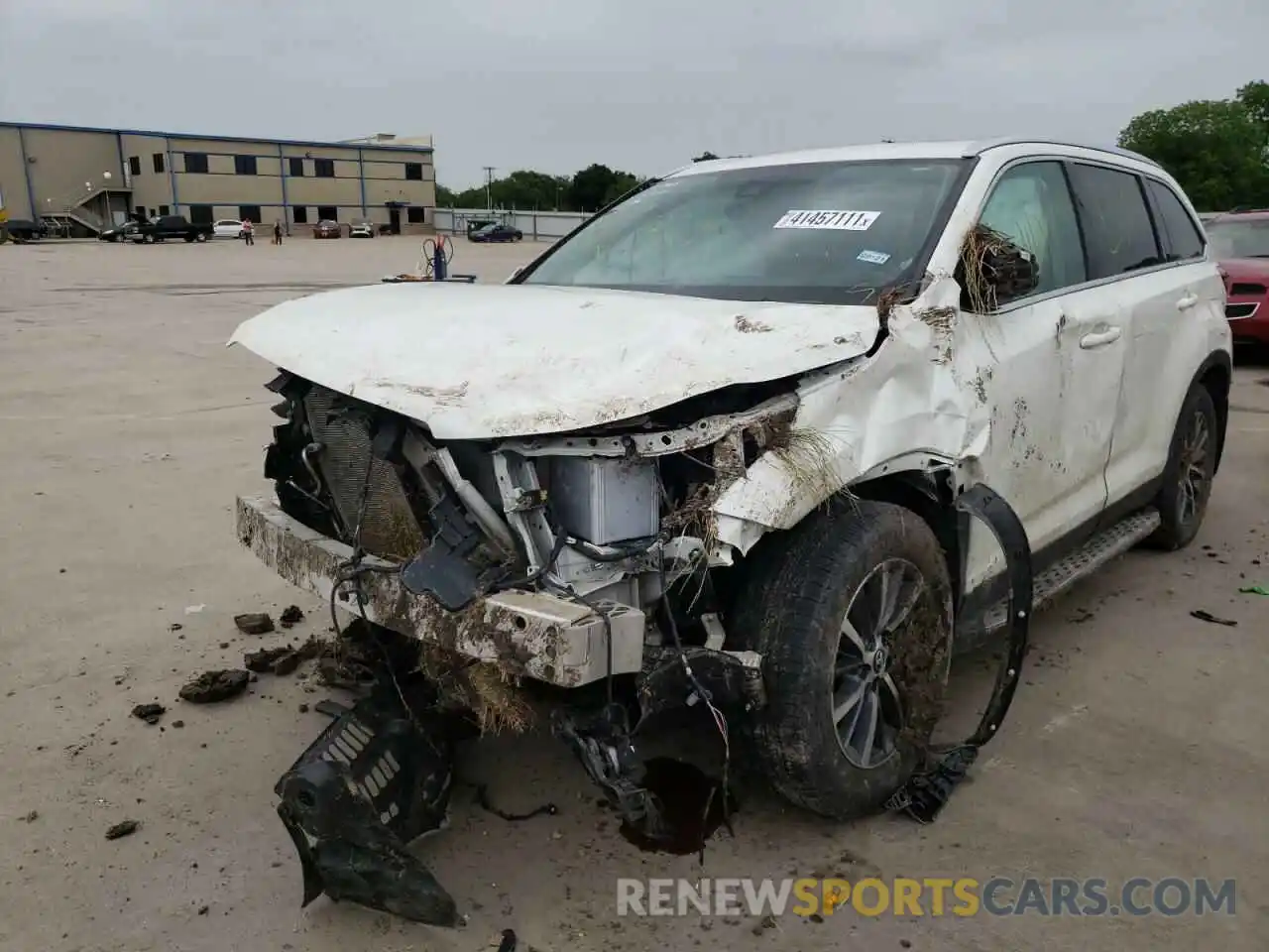 2 Photograph of a damaged car 5TDKZRFH0KS335601 TOYOTA HIGHLANDER 2019