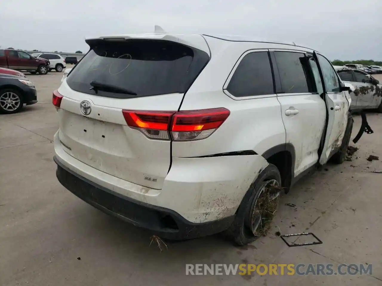 4 Photograph of a damaged car 5TDKZRFH0KS335601 TOYOTA HIGHLANDER 2019