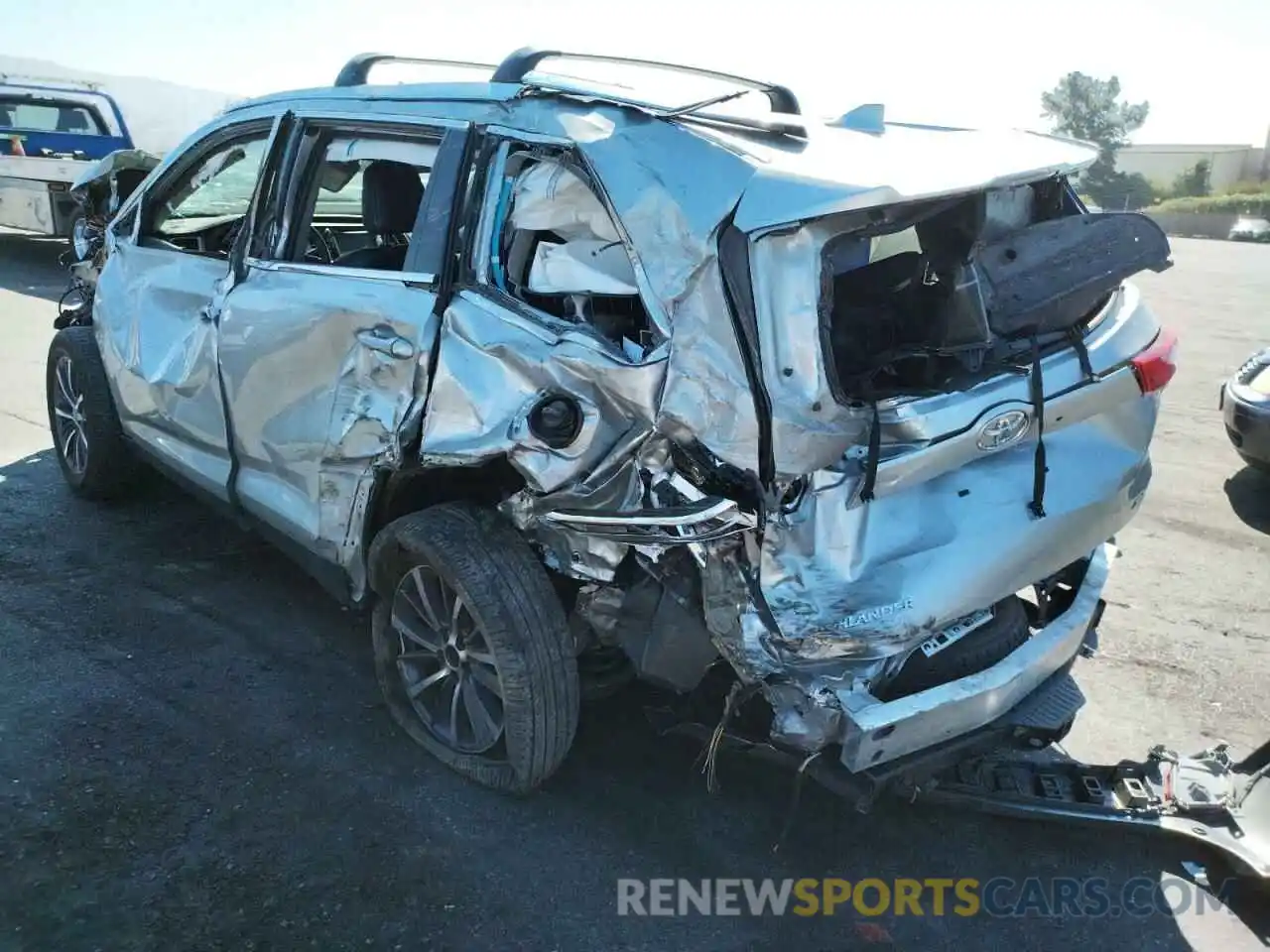 3 Photograph of a damaged car 5TDKZRFH0KS338921 TOYOTA HIGHLANDER 2019