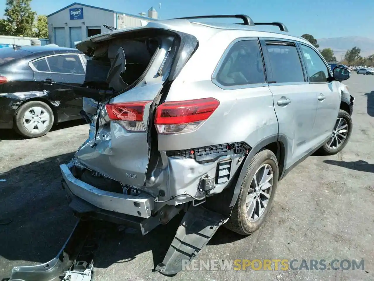 4 Photograph of a damaged car 5TDKZRFH0KS338921 TOYOTA HIGHLANDER 2019