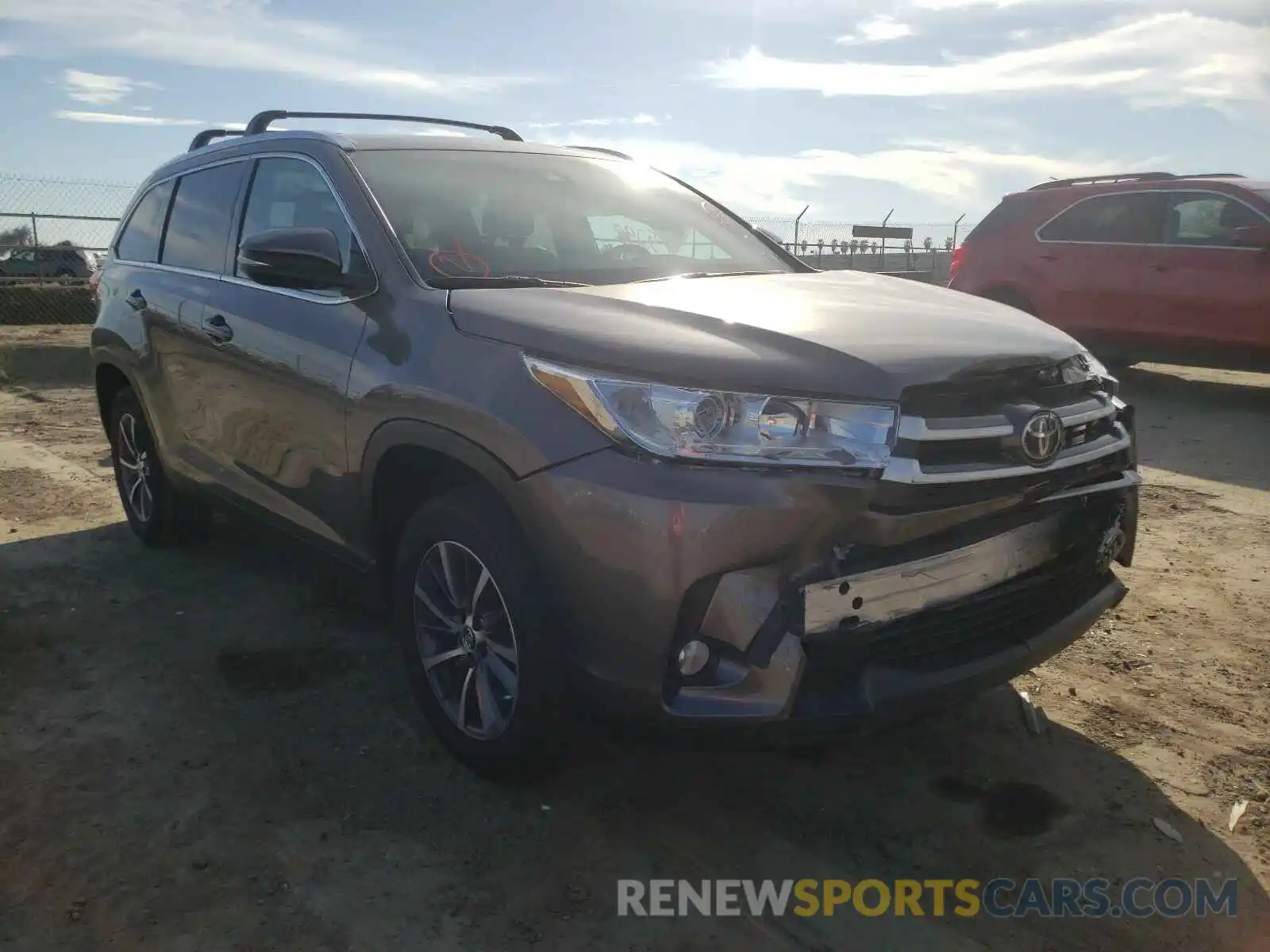 1 Photograph of a damaged car 5TDKZRFH0KS346369 TOYOTA HIGHLANDER 2019