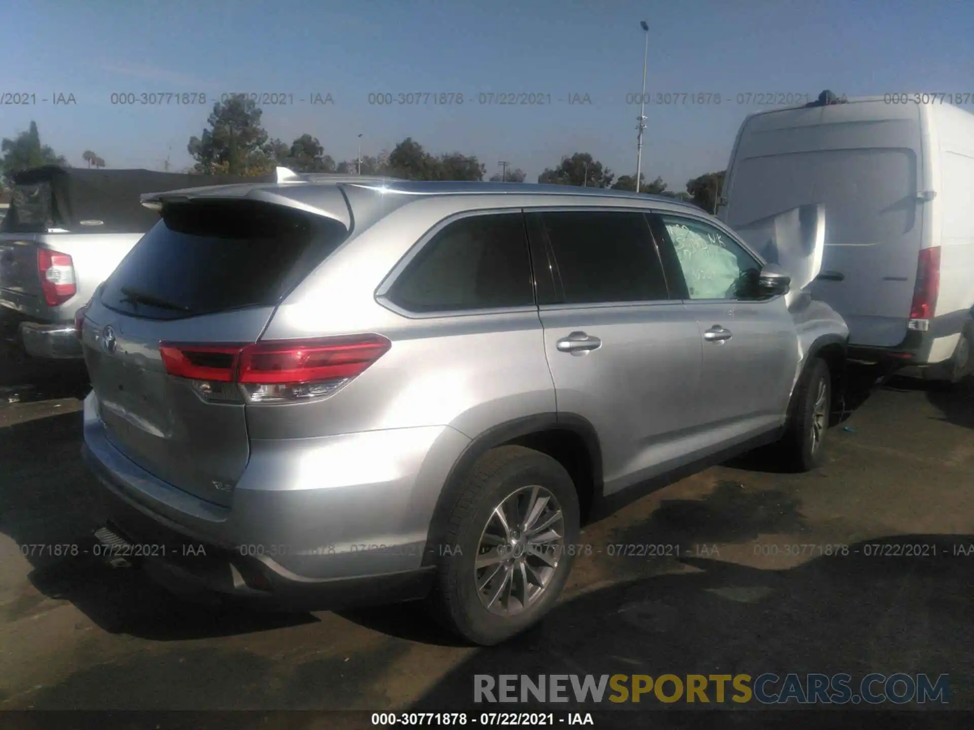 4 Photograph of a damaged car 5TDKZRFH0KS370400 TOYOTA HIGHLANDER 2019