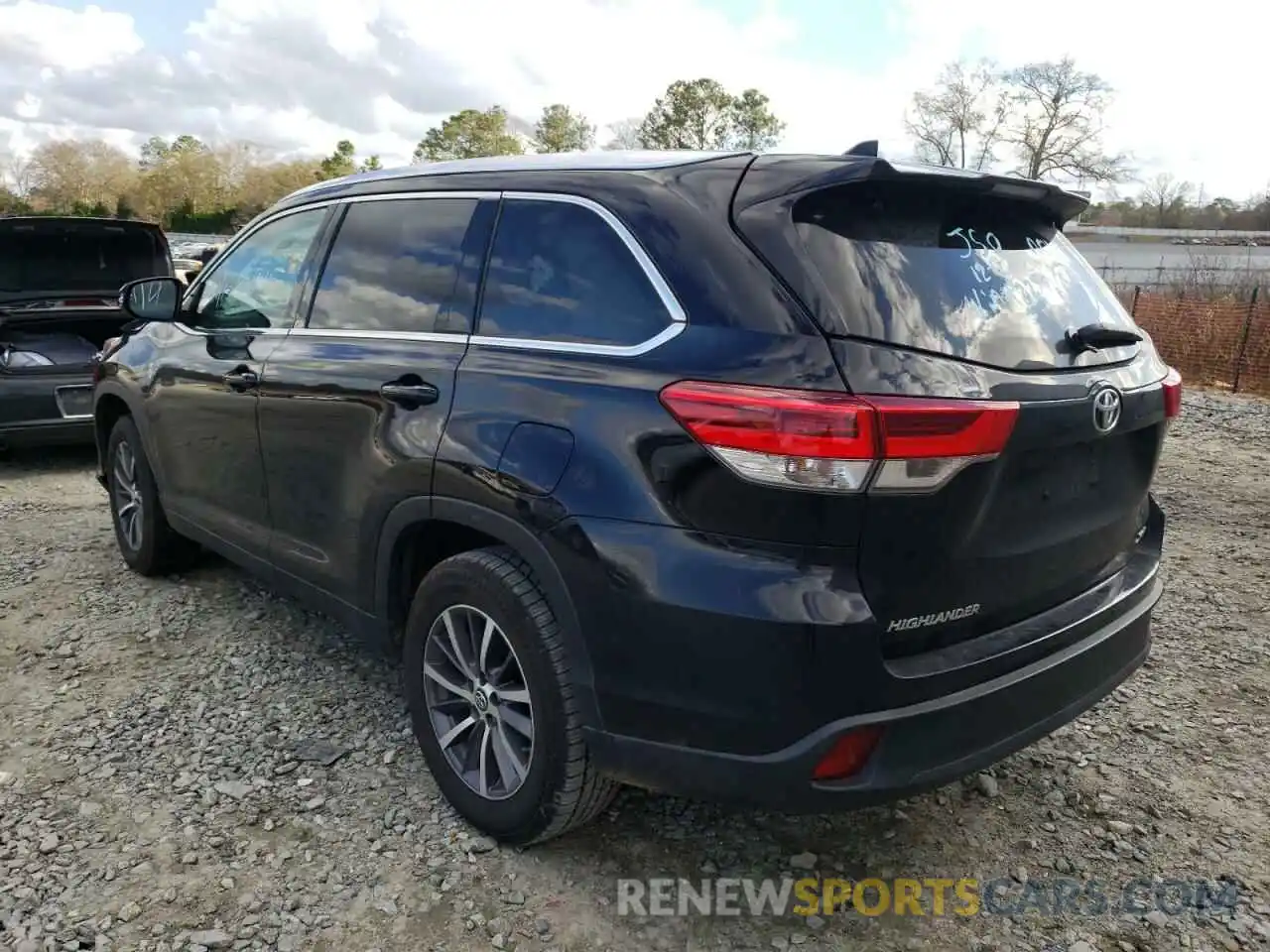 3 Photograph of a damaged car 5TDKZRFH0KS552257 TOYOTA HIGHLANDER 2019