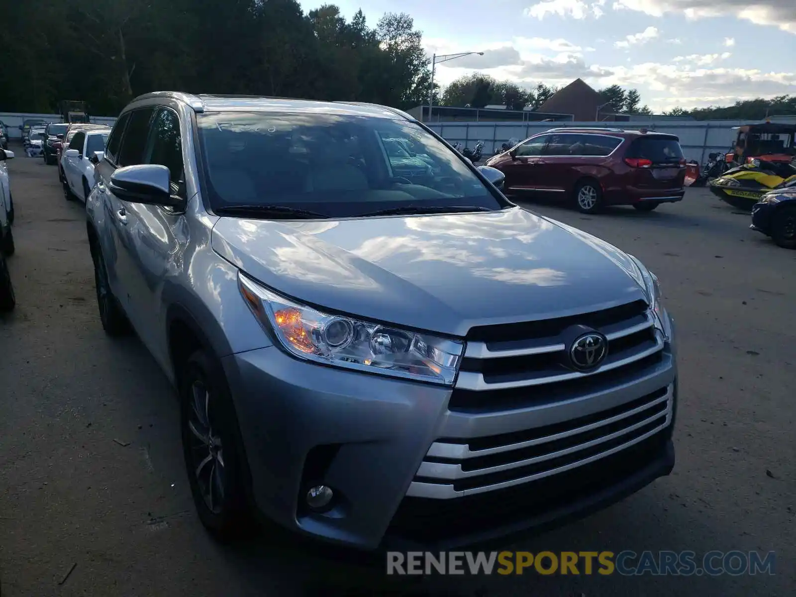 1 Photograph of a damaged car 5TDKZRFH0KS553330 TOYOTA HIGHLANDER 2019