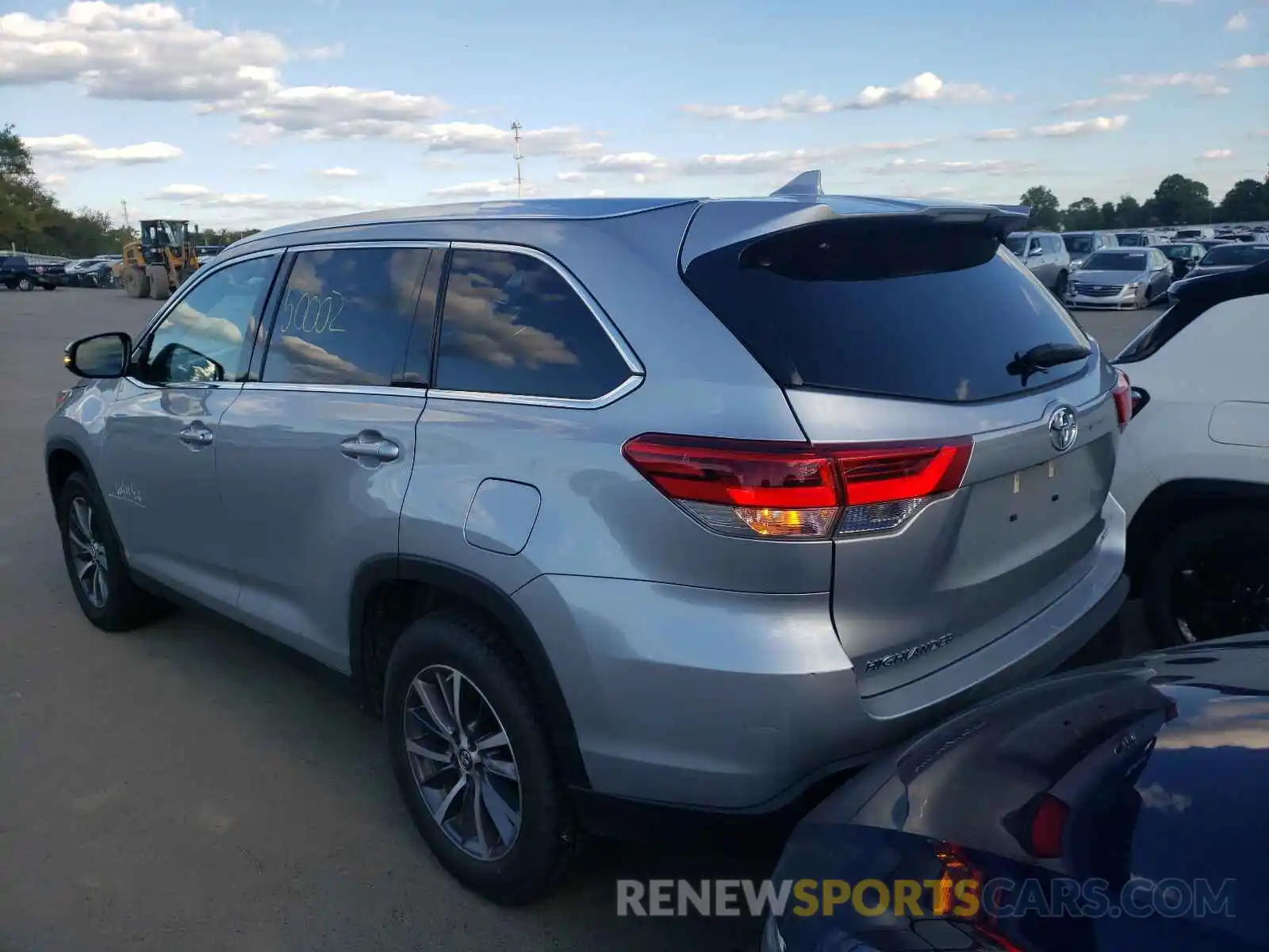 3 Photograph of a damaged car 5TDKZRFH0KS553330 TOYOTA HIGHLANDER 2019