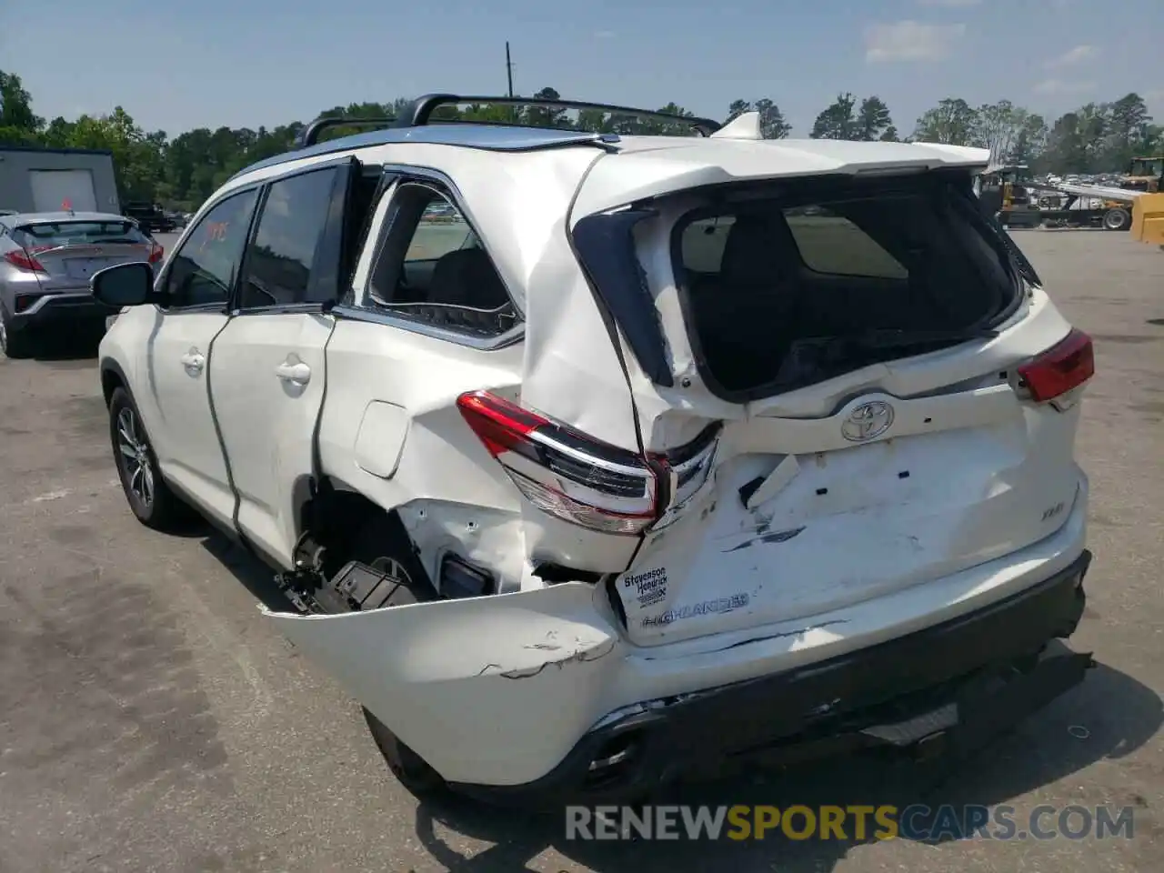 3 Photograph of a damaged car 5TDKZRFH0KS556440 TOYOTA HIGHLANDER 2019