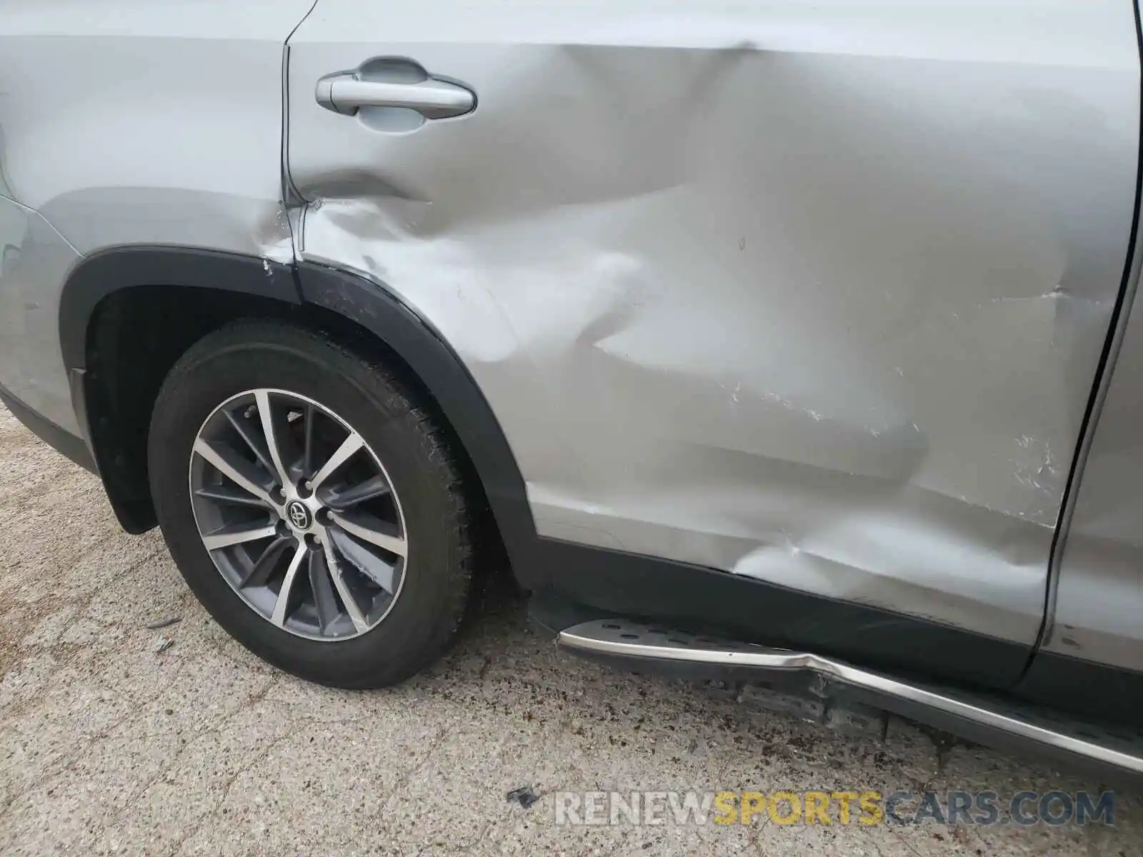 9 Photograph of a damaged car 5TDKZRFH0KS559693 TOYOTA HIGHLANDER 2019